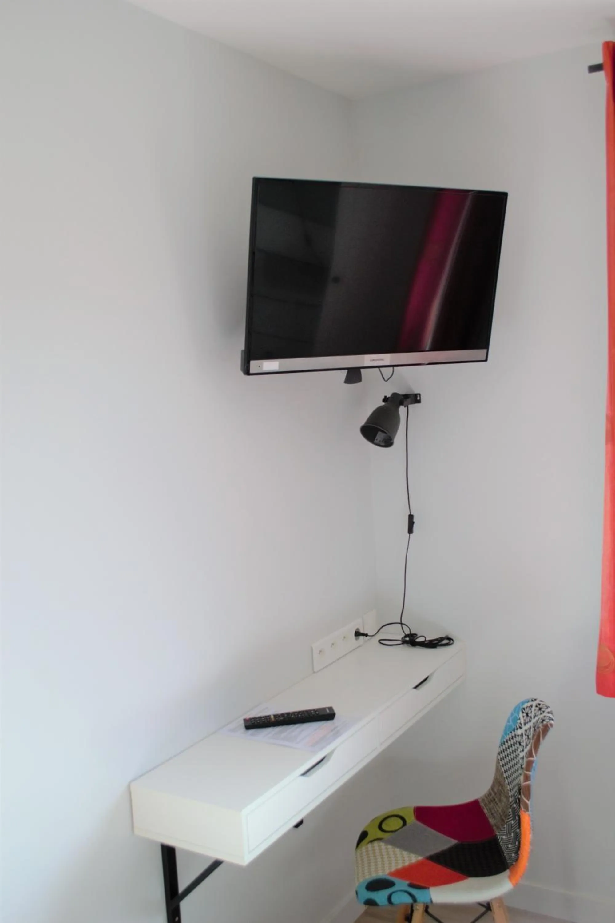 TV and multimedia in The Originals Boutique, Hôtel Les Quatre Salines, Le Mont Saint-Michel Sud