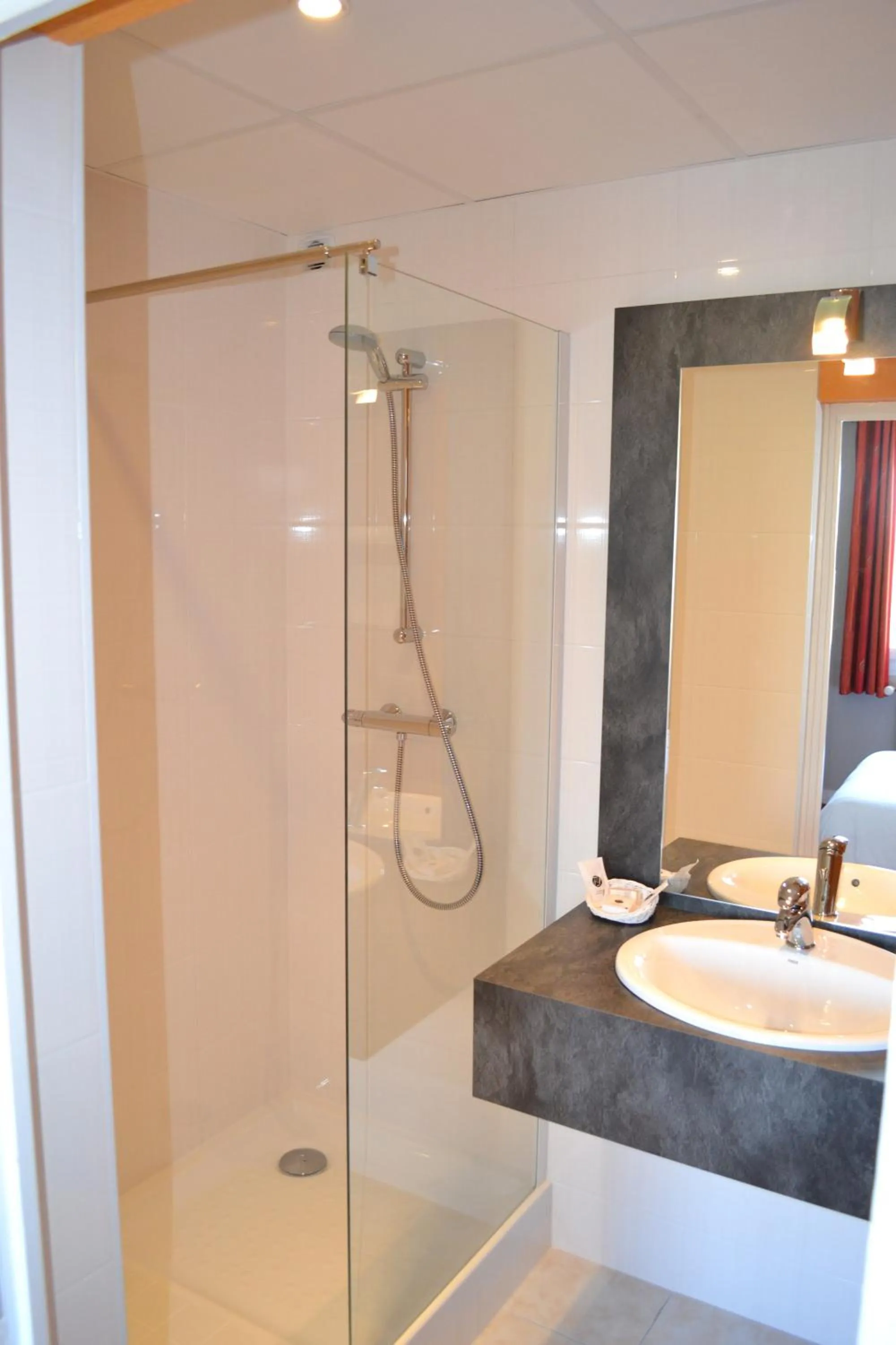 Bathroom in The Originals Boutique, Hôtel Les Quatre Salines, Le Mont Saint-Michel Sud