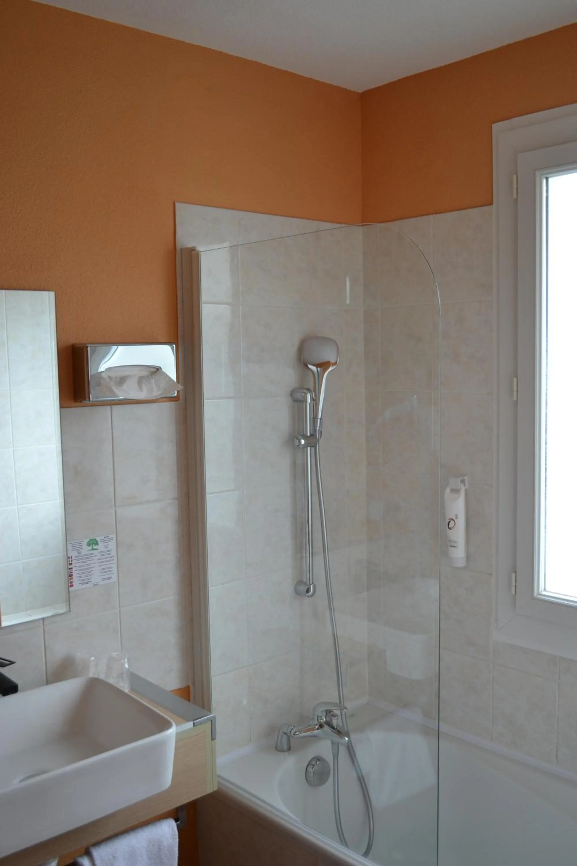 Bathroom in The Originals Boutique, Hôtel Les Quatre Salines, Le Mont Saint-Michel Sud