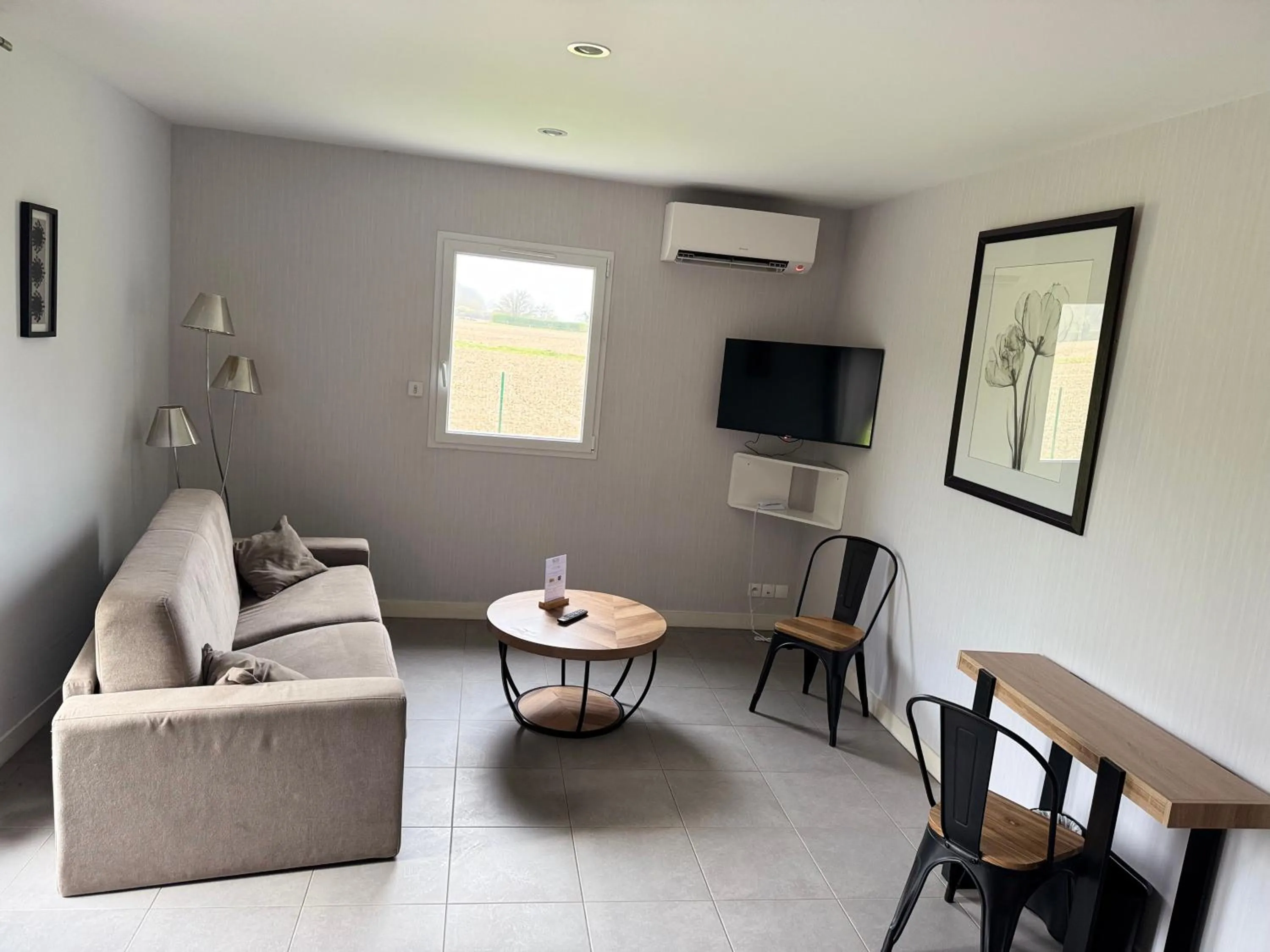 Communal lounge/ TV room in The Originals Boutique, Hôtel Les Quatre Salines, Le Mont Saint-Michel Sud