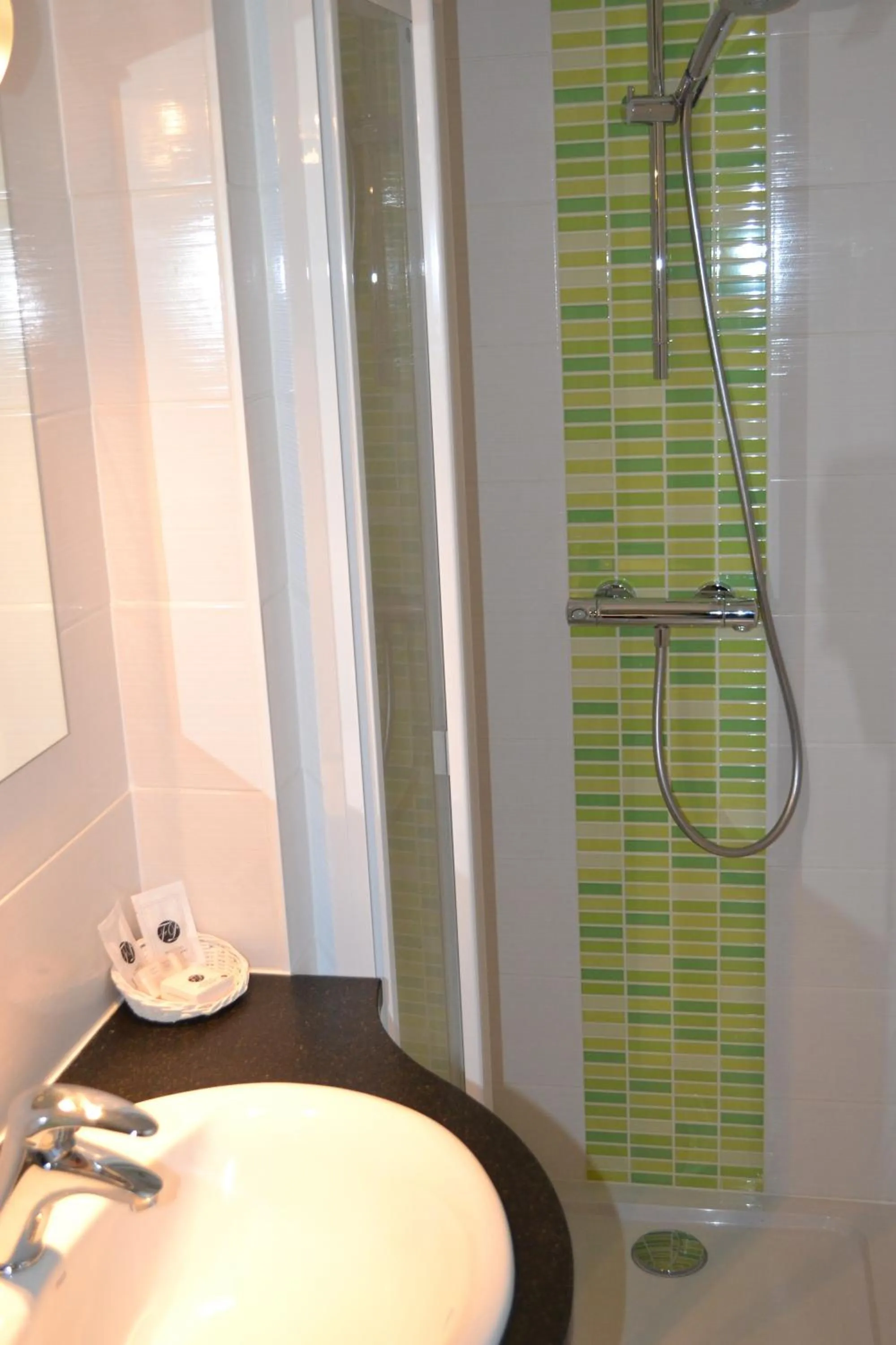 Bathroom in The Originals Boutique, Hôtel Les Quatre Salines, Le Mont Saint-Michel Sud