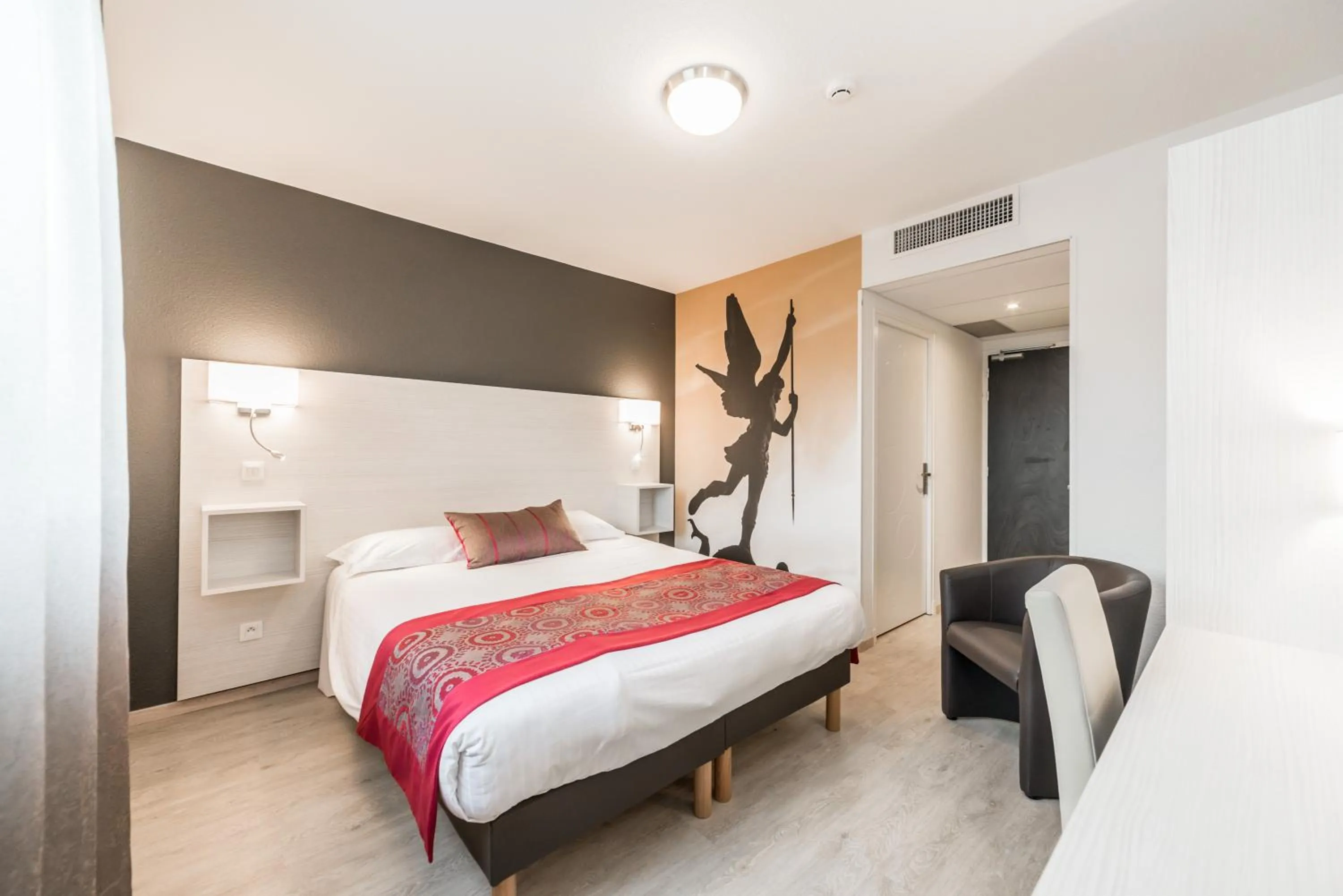 Toilet, Bed in The Originals Boutique, Hôtel Les Quatre Salines, Le Mont Saint-Michel Sud