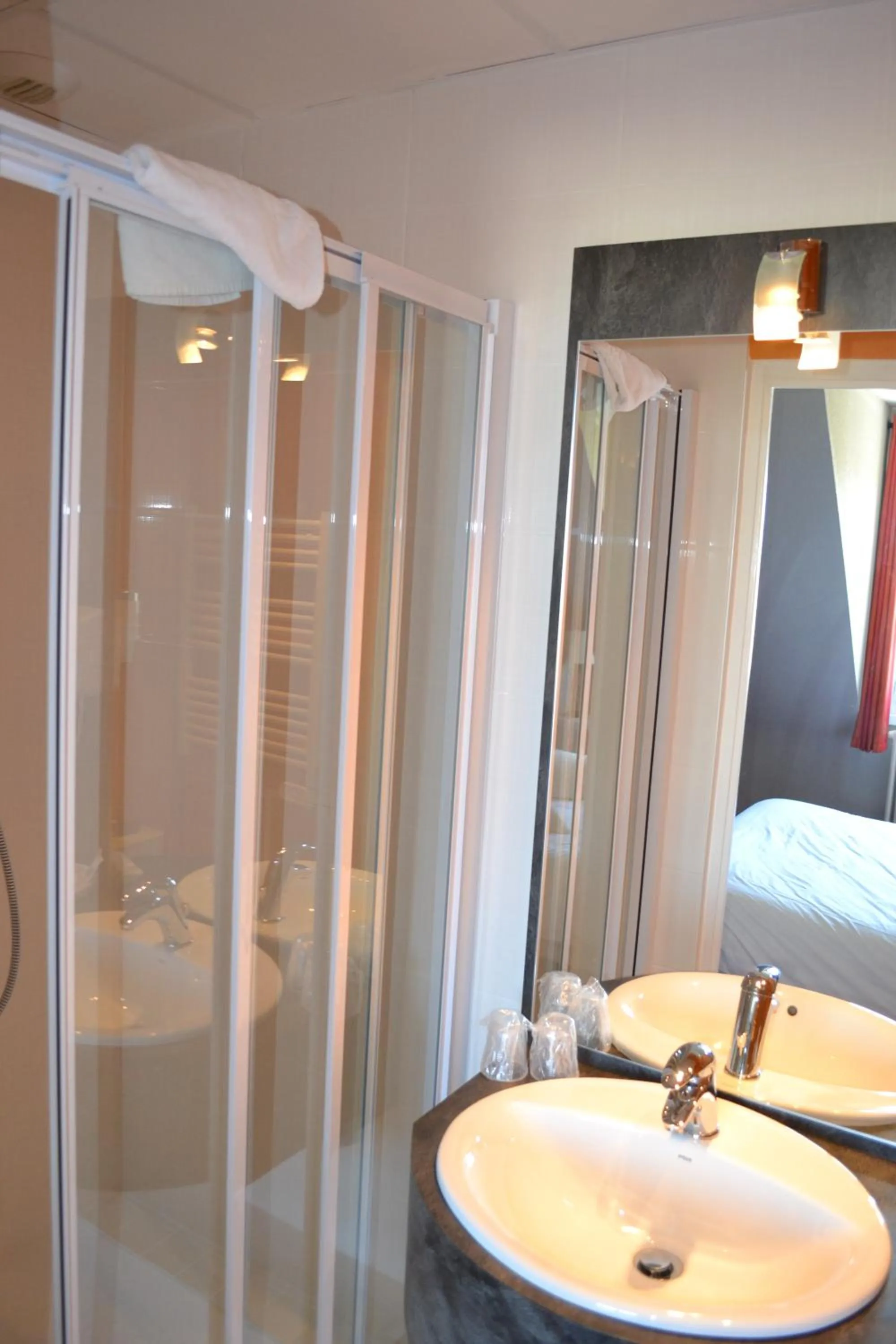 Bathroom in The Originals Boutique, Hôtel Les Quatre Salines, Le Mont Saint-Michel Sud