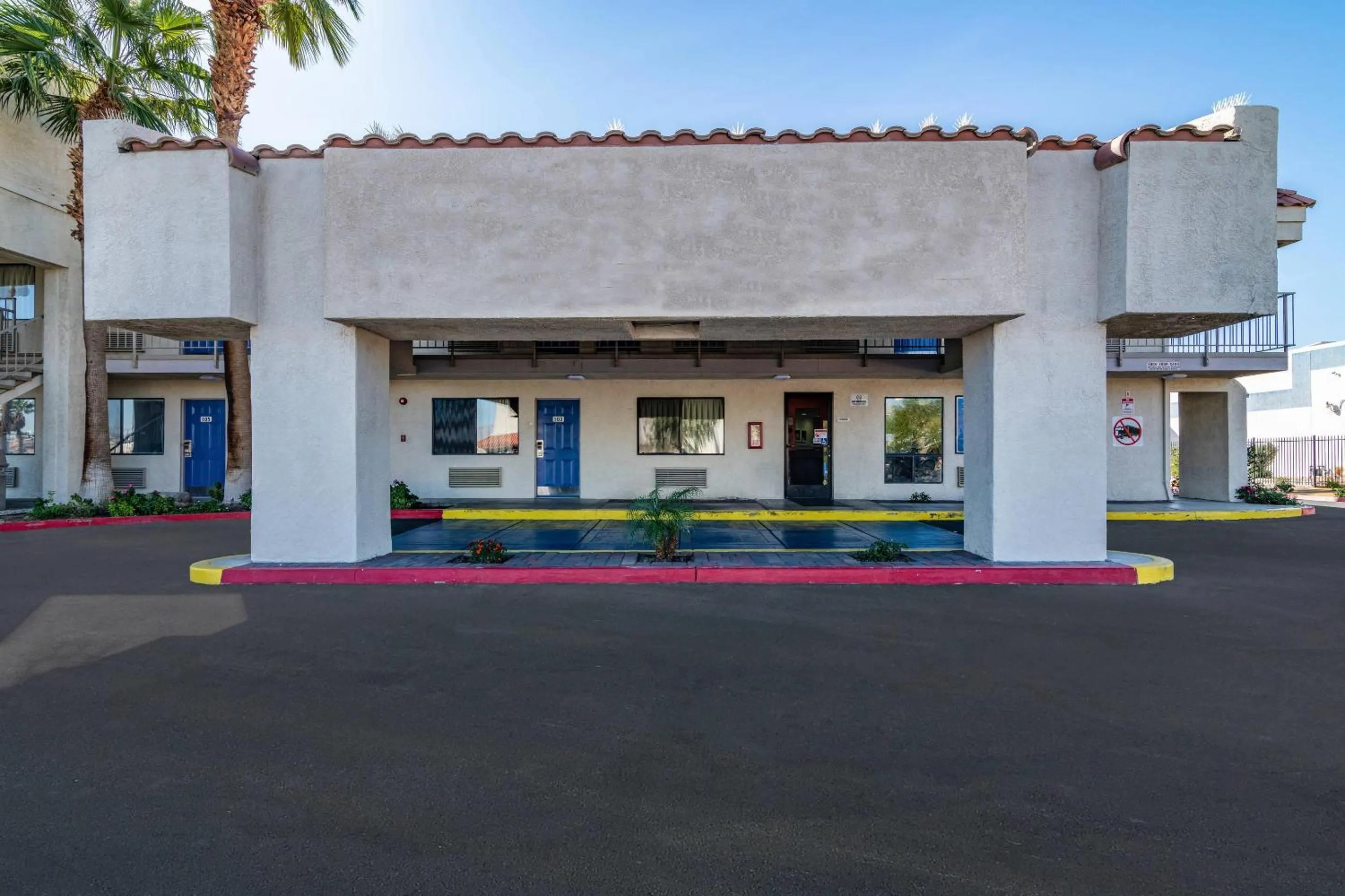 Property building in Rodeway Inn & Suites Thousand Palms - Rancho Mirage