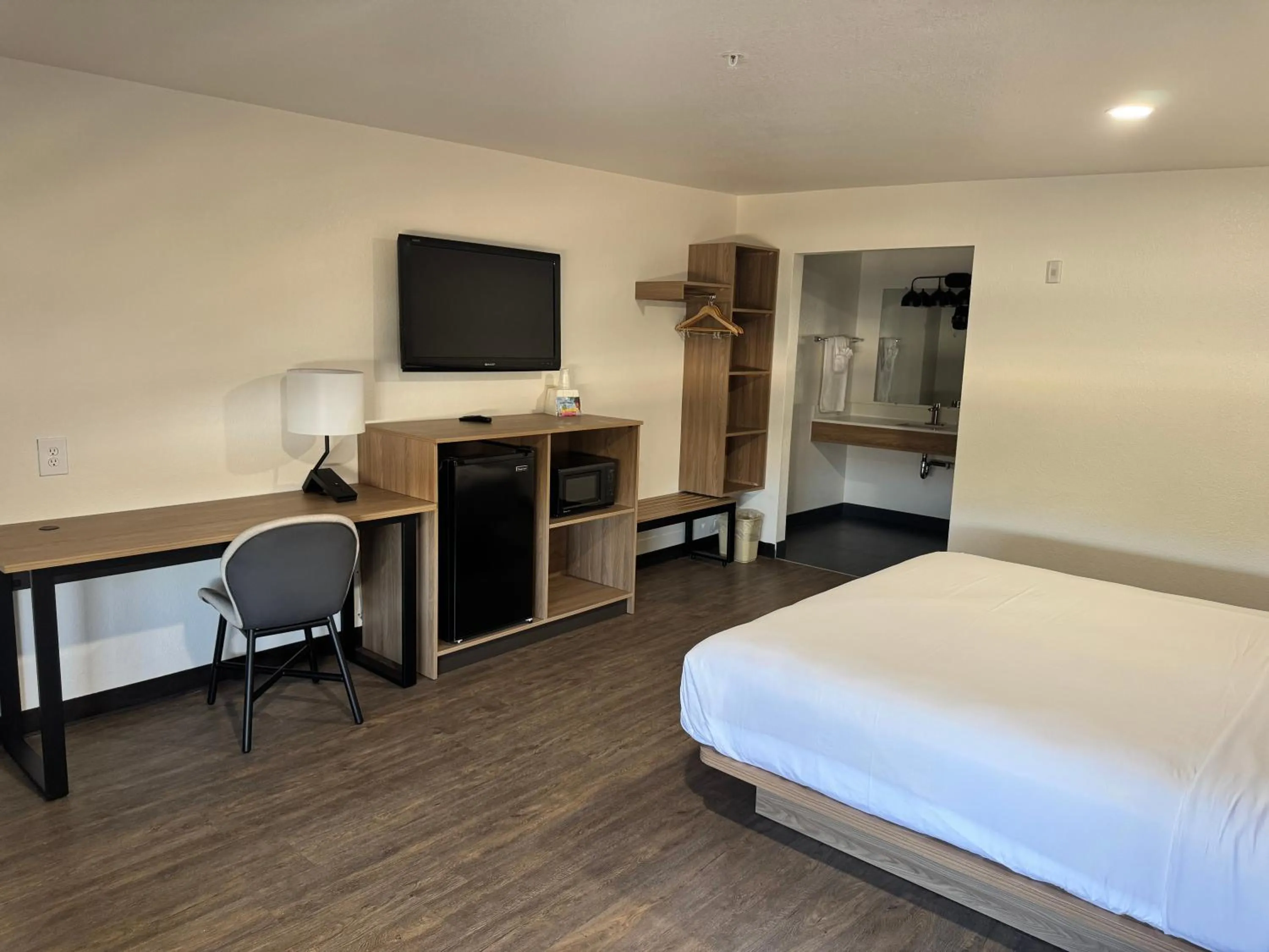 Bed in Rodeway Inn & Suites Thousand Palms - Rancho Mirage