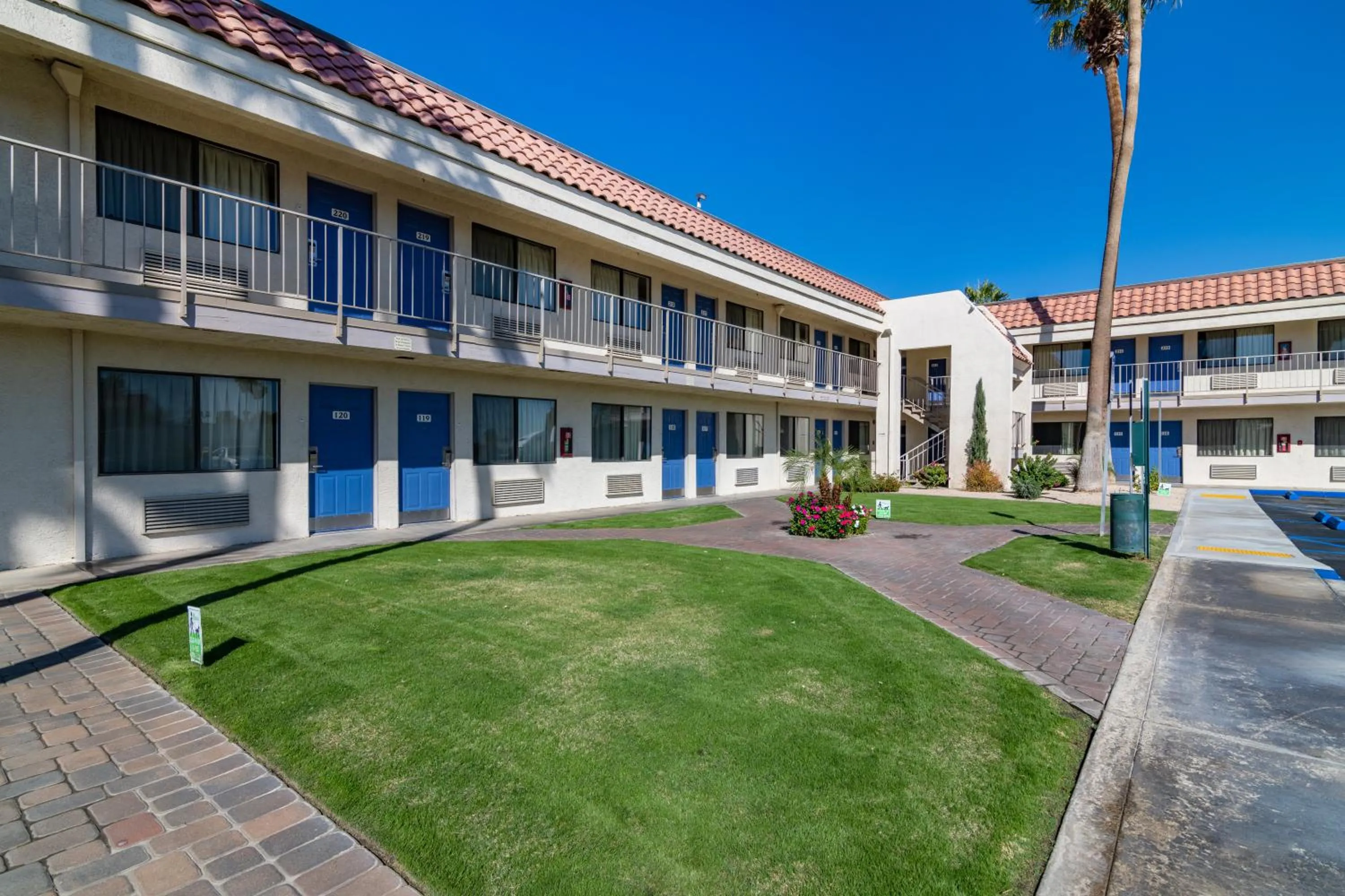 Property building in Rodeway Inn & Suites Thousand Palms - Rancho Mirage