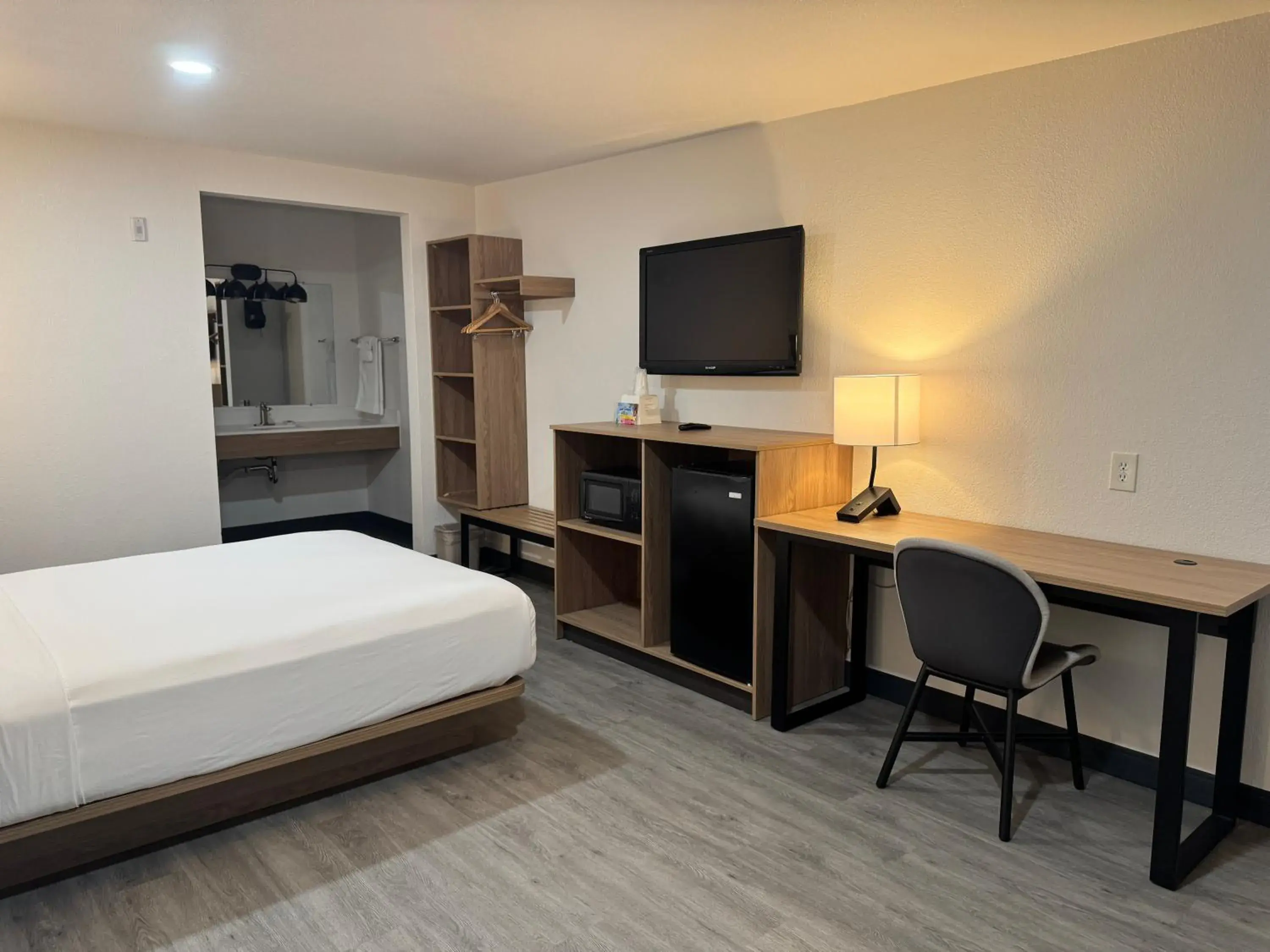 Studio Room, 1 Queen Bed, Non Smoking in Rodeway Inn & Suites Thousand Palms - Rancho Mirage Studio Room, 1 Queen Bed, Non Smoking in Rodeway Inn & Suites Thousand Palms - Rancho Mirage