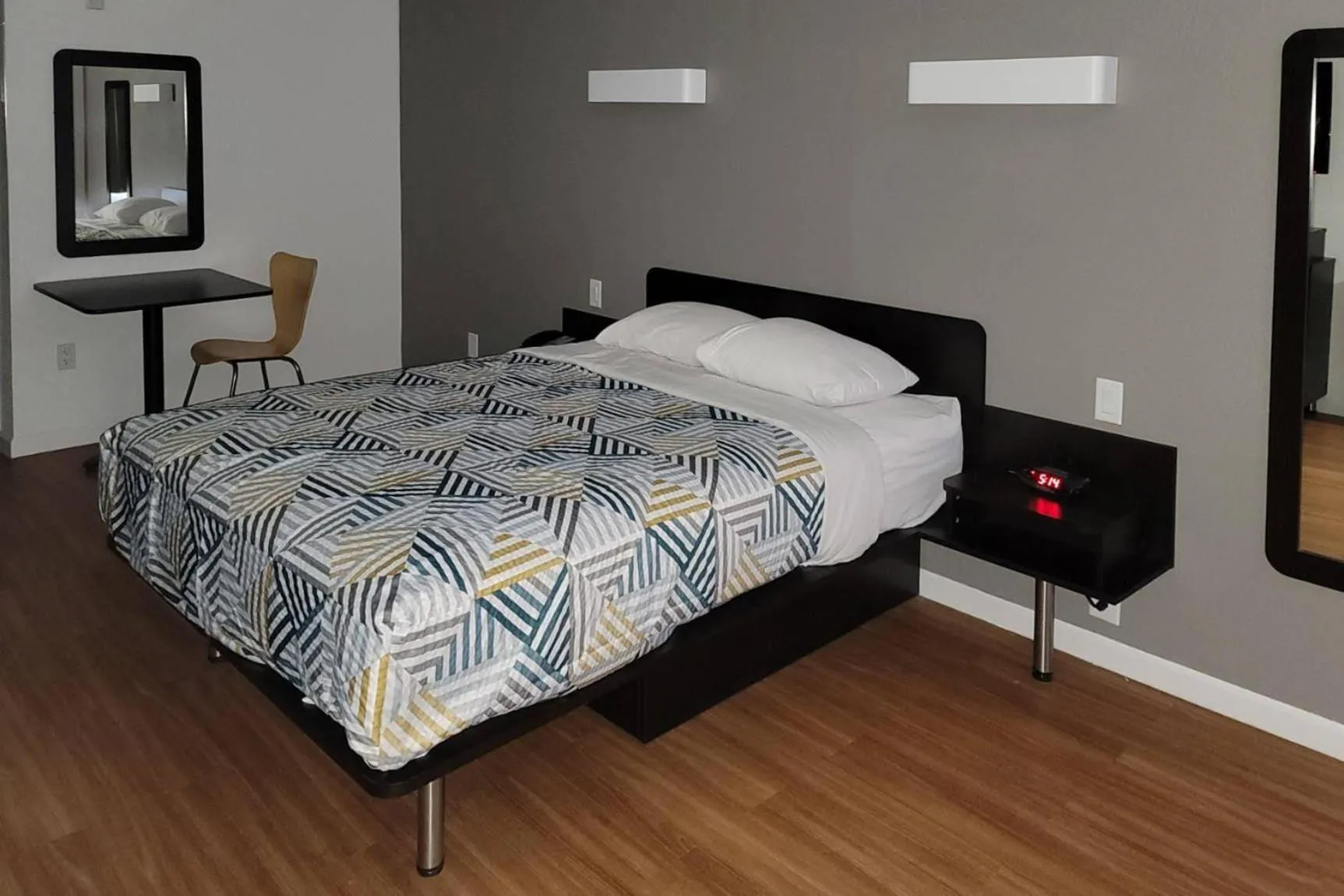 Bedroom, Bed in Rodeway Inn & Suites Thousand Palms - Rancho Mirage