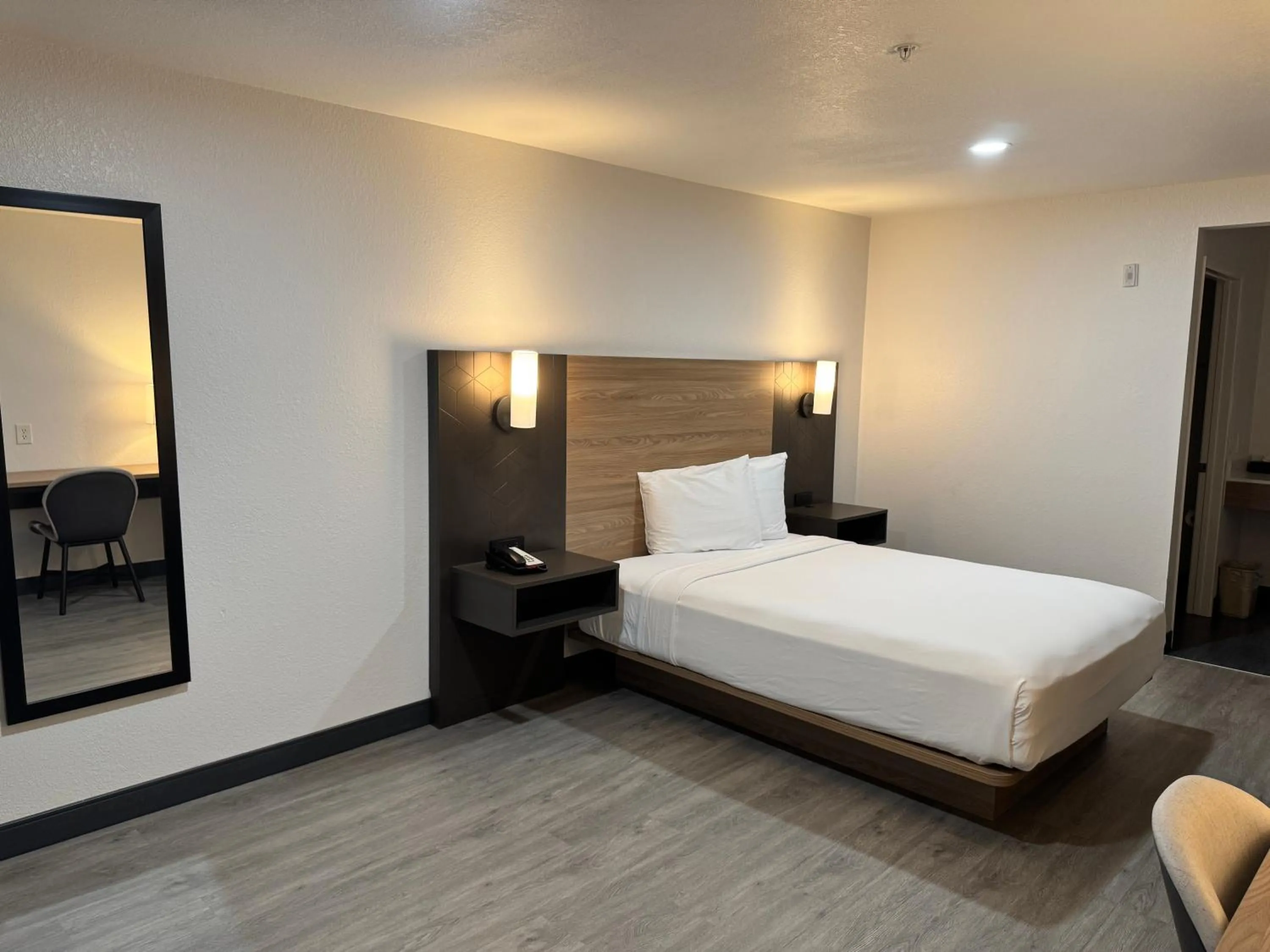 Bed in Rodeway Inn & Suites Thousand Palms - Rancho Mirage