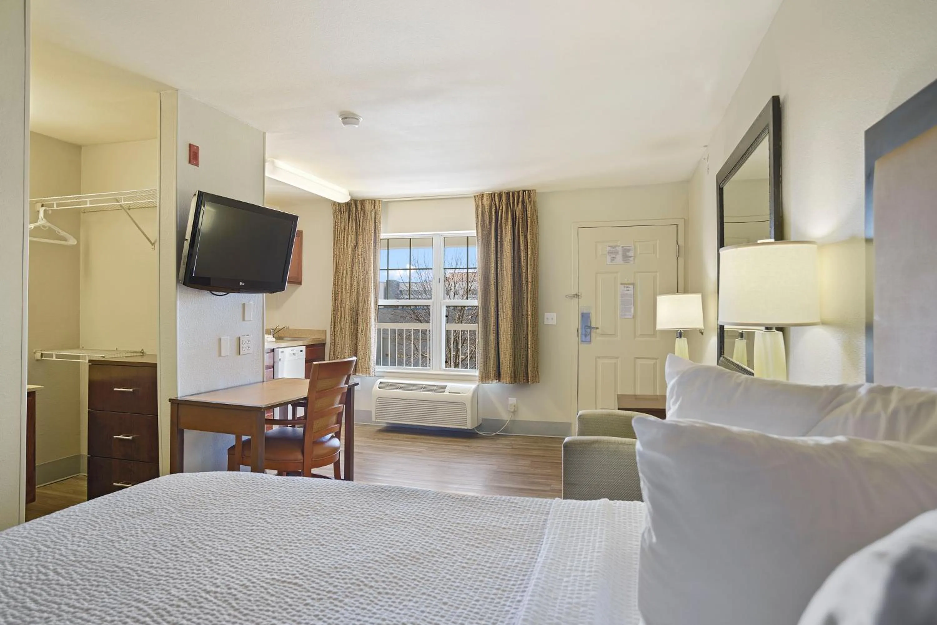 Photo of the whole room, Bed in Extended Stay America Suites - Kansas City - Lenexa - 87th St