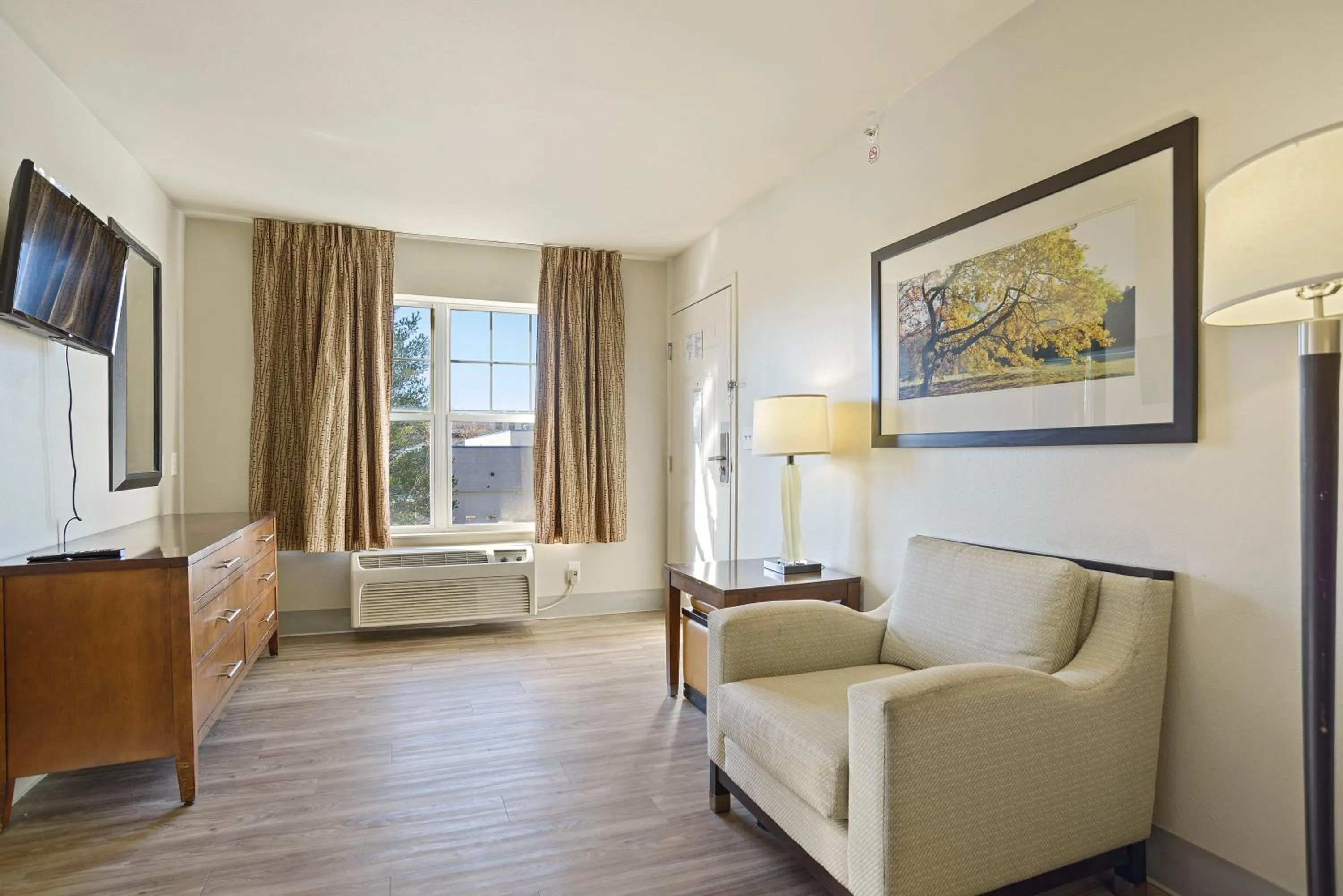 Living room, Bed in Extended Stay America Suites - Kansas City - Lenexa - 87th St