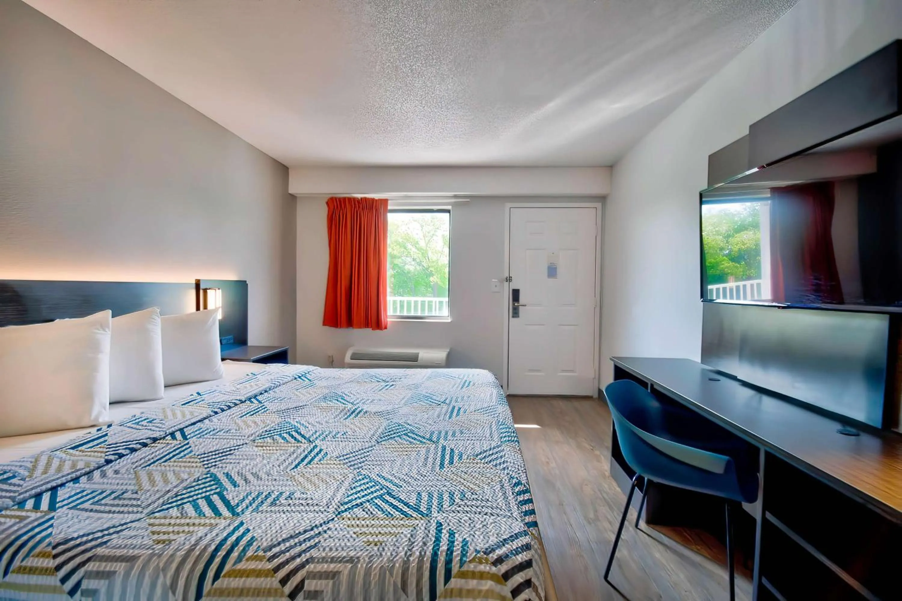 Bedroom, Bed in Motel 6-Warren, MI - Detroit East