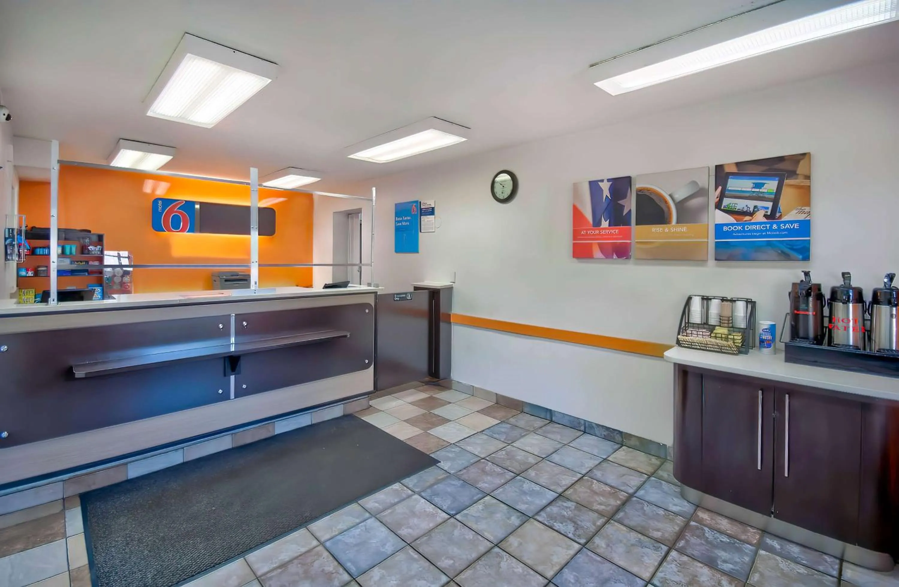 Lobby or reception in Motel 6-Warren, MI - Detroit East
