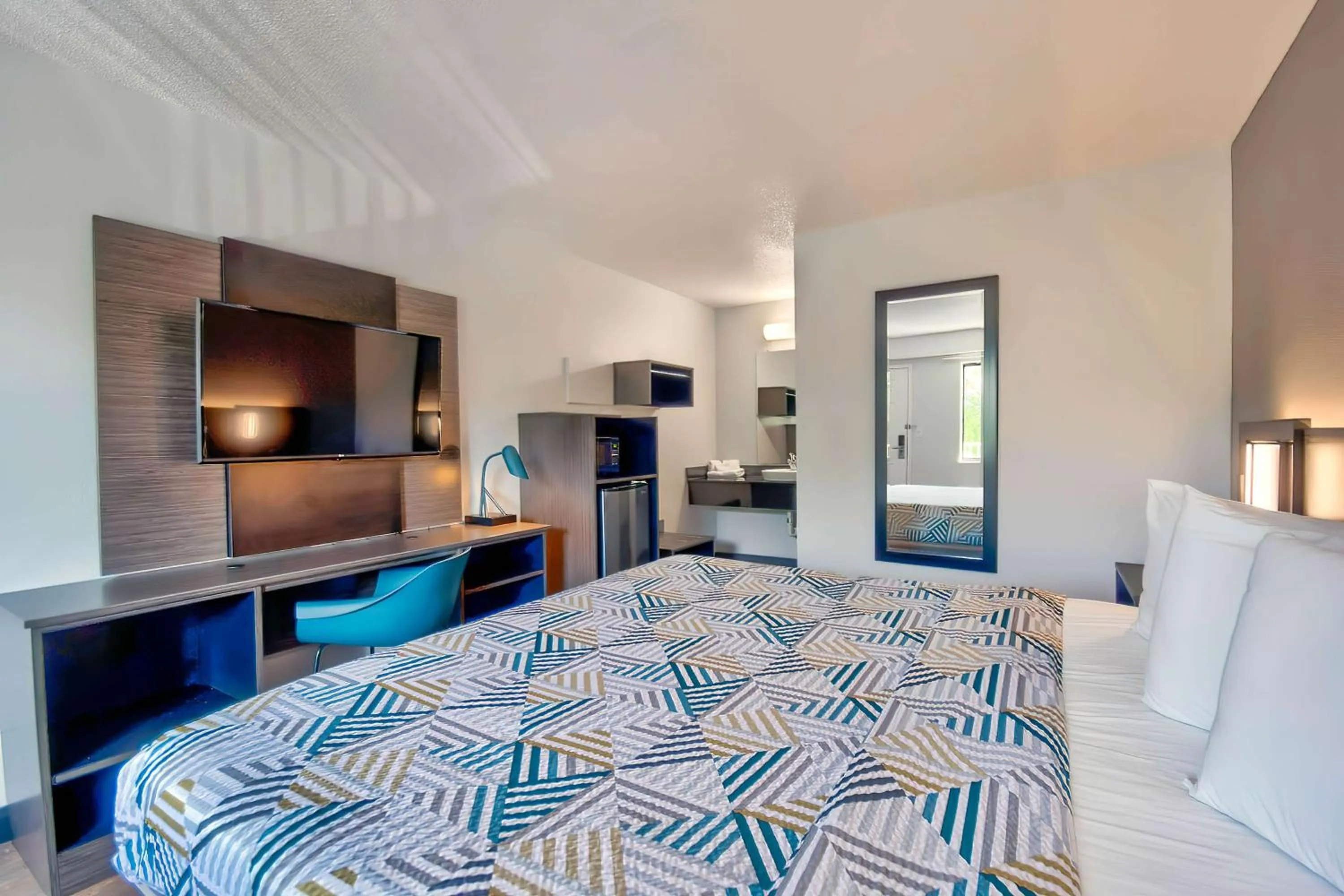 Bedroom, Bed in Motel 6-Warren, MI - Detroit East