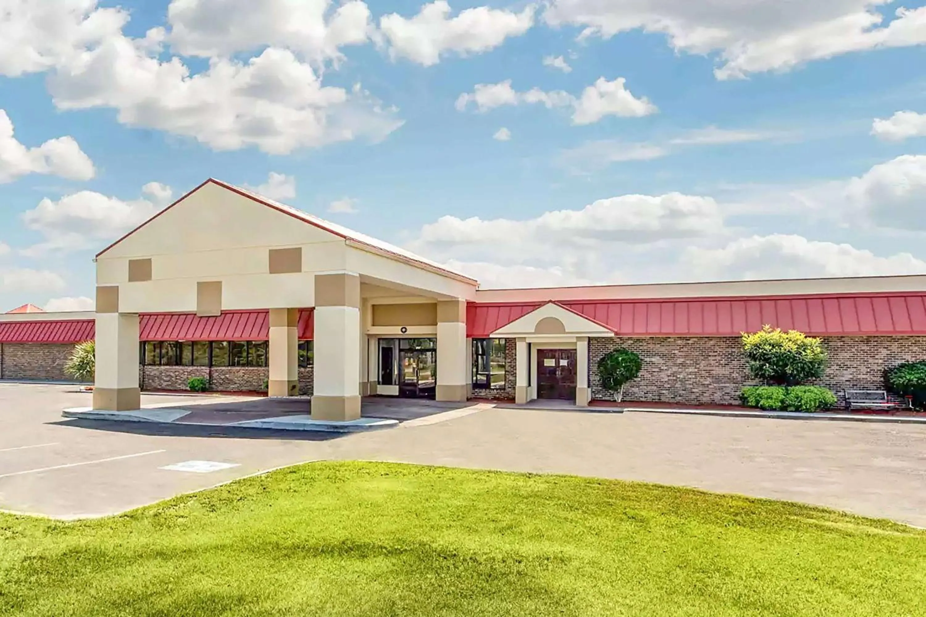 Property building in Ramada by Wyndham Santee I-95
