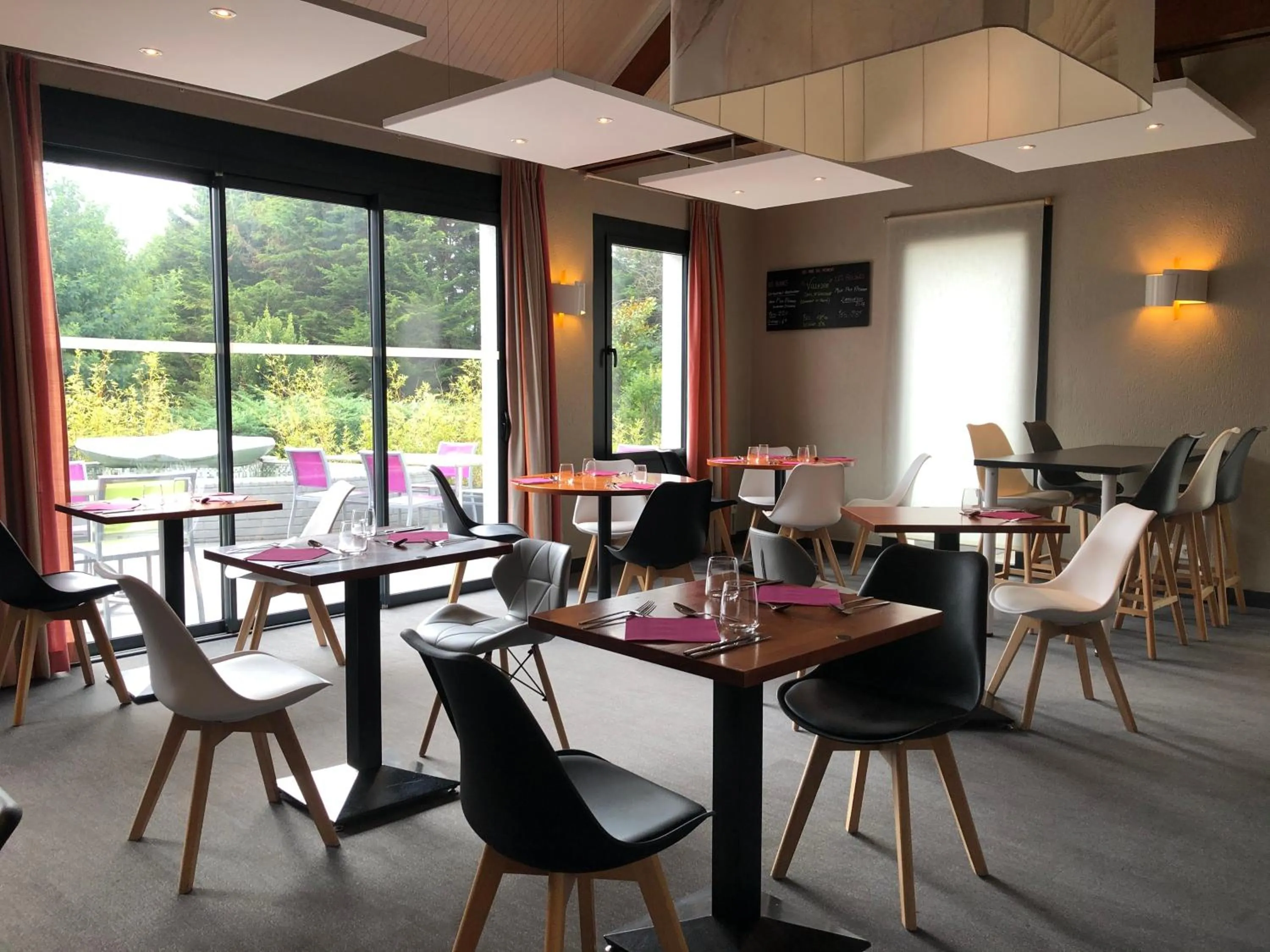 Restaurant/places to eat in Logis Hotel Restaurant Au Chêne Vert, Saint-Brieuc