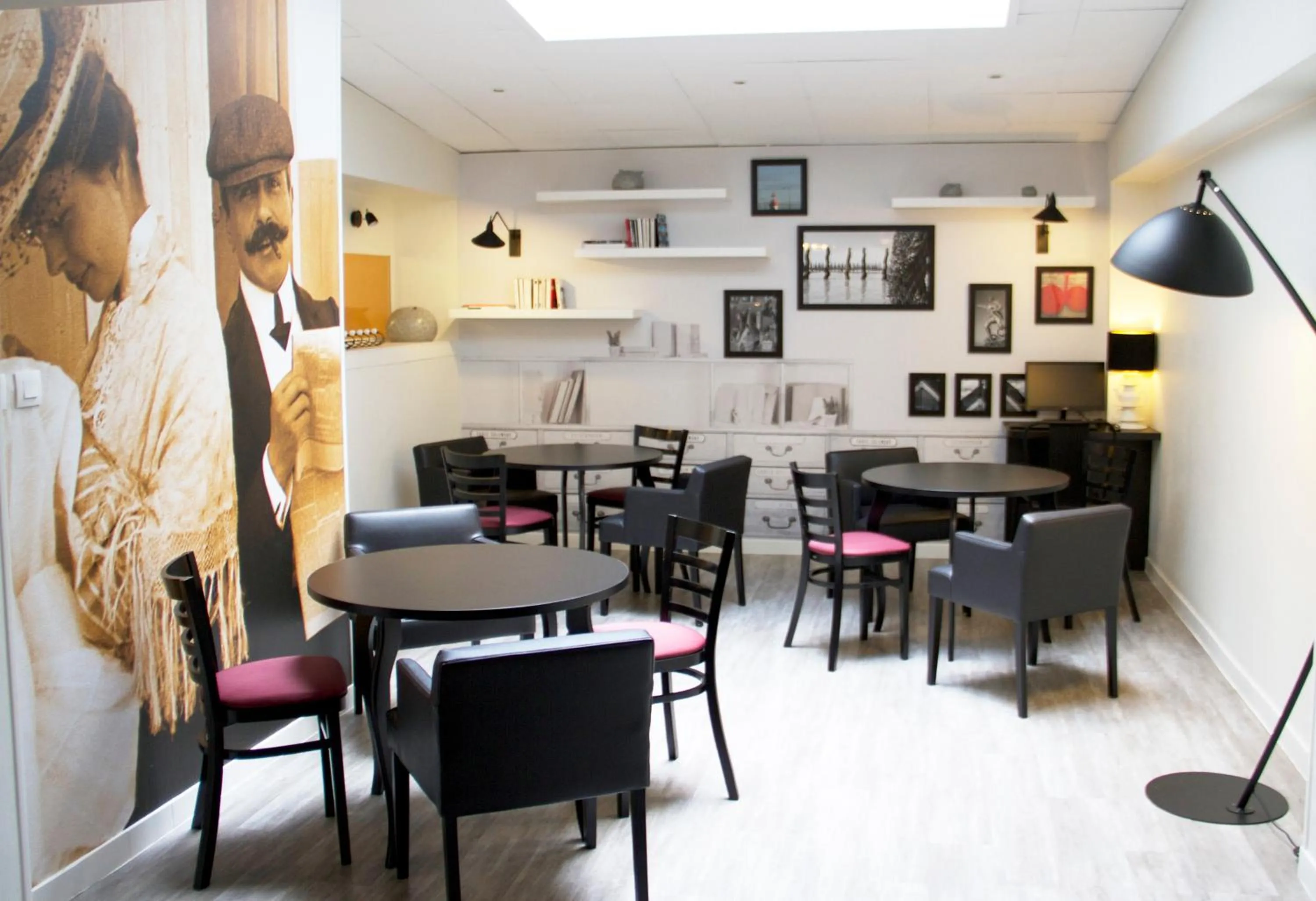 Lounge or bar in Logis Hotel Restaurant Au Chêne Vert, Saint-Brieuc