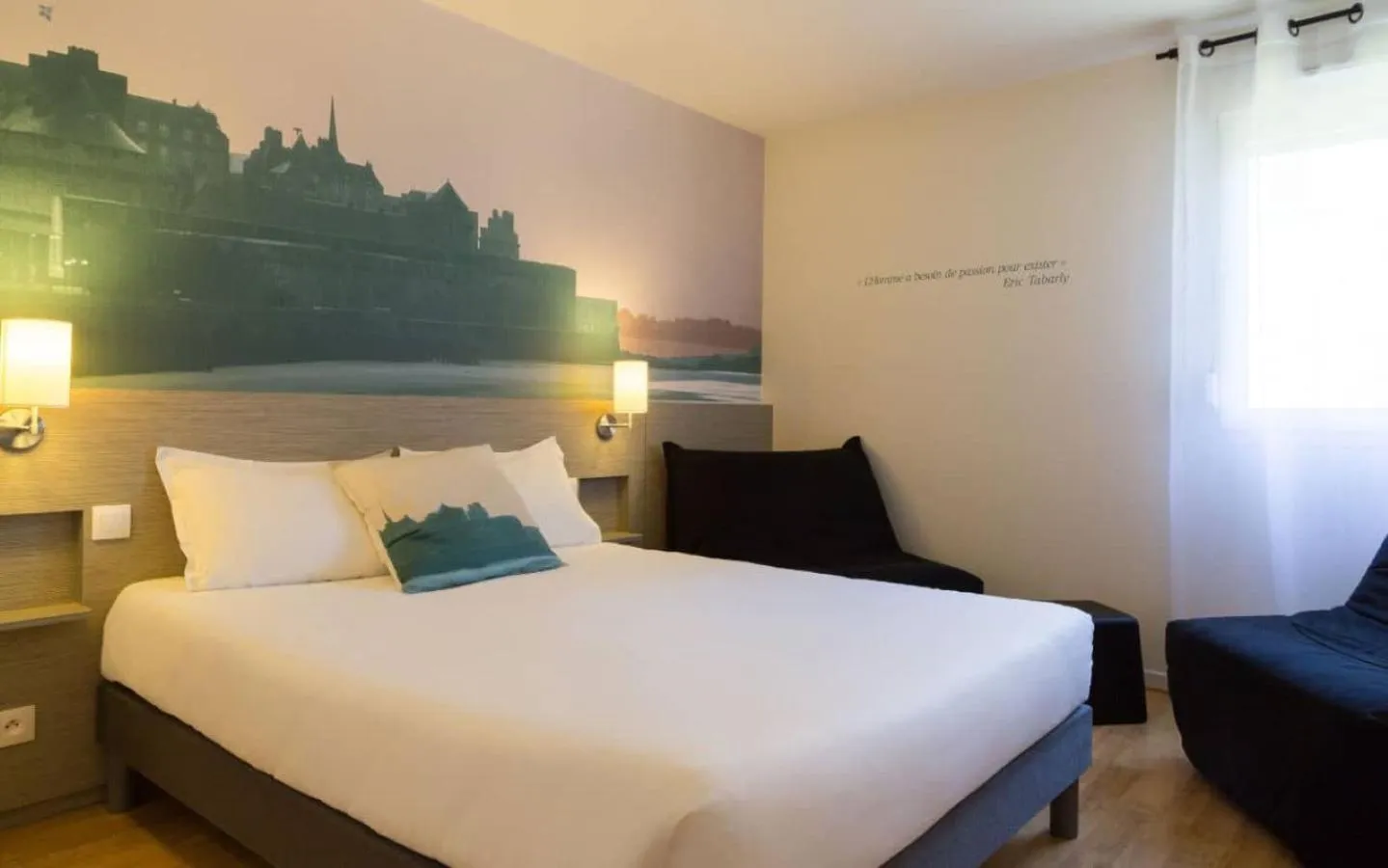 Bed in Logis Hotel Restaurant Au Chêne Vert, Saint-Brieuc