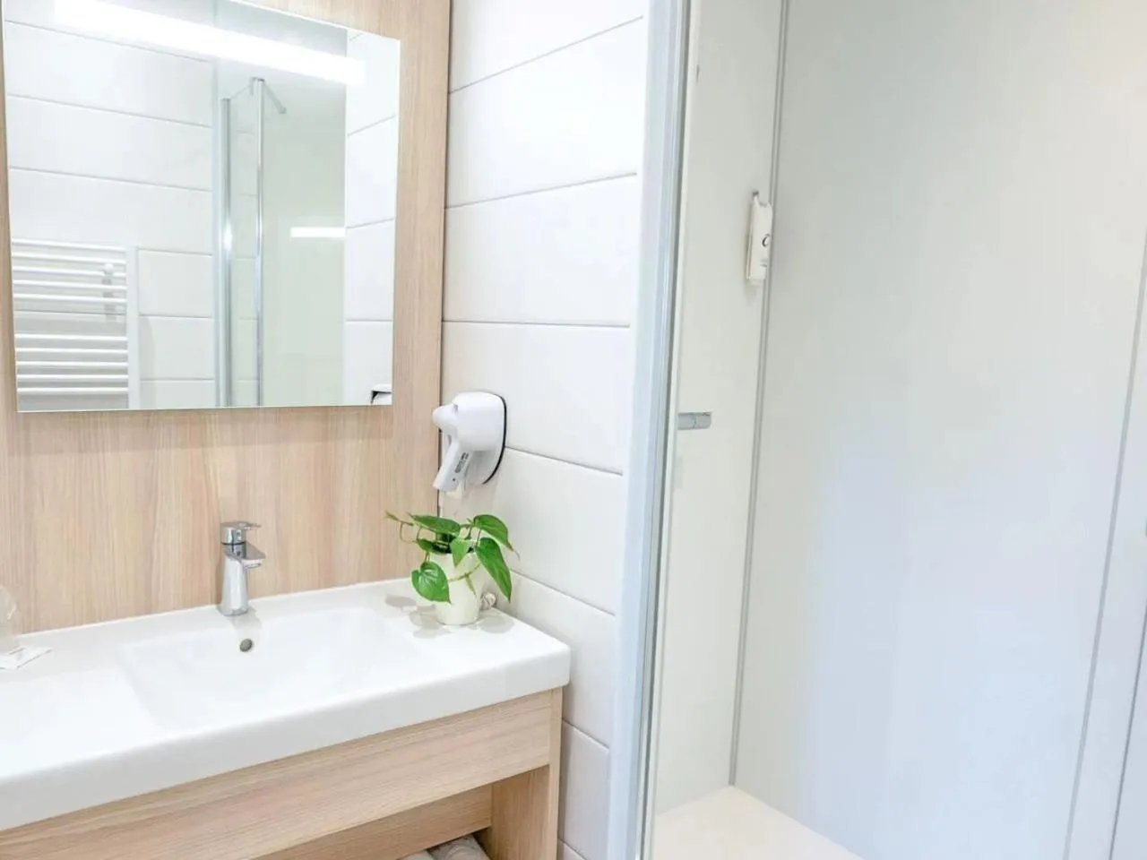 Shower in Logis Hotel Restaurant Au Chêne Vert, Saint-Brieuc