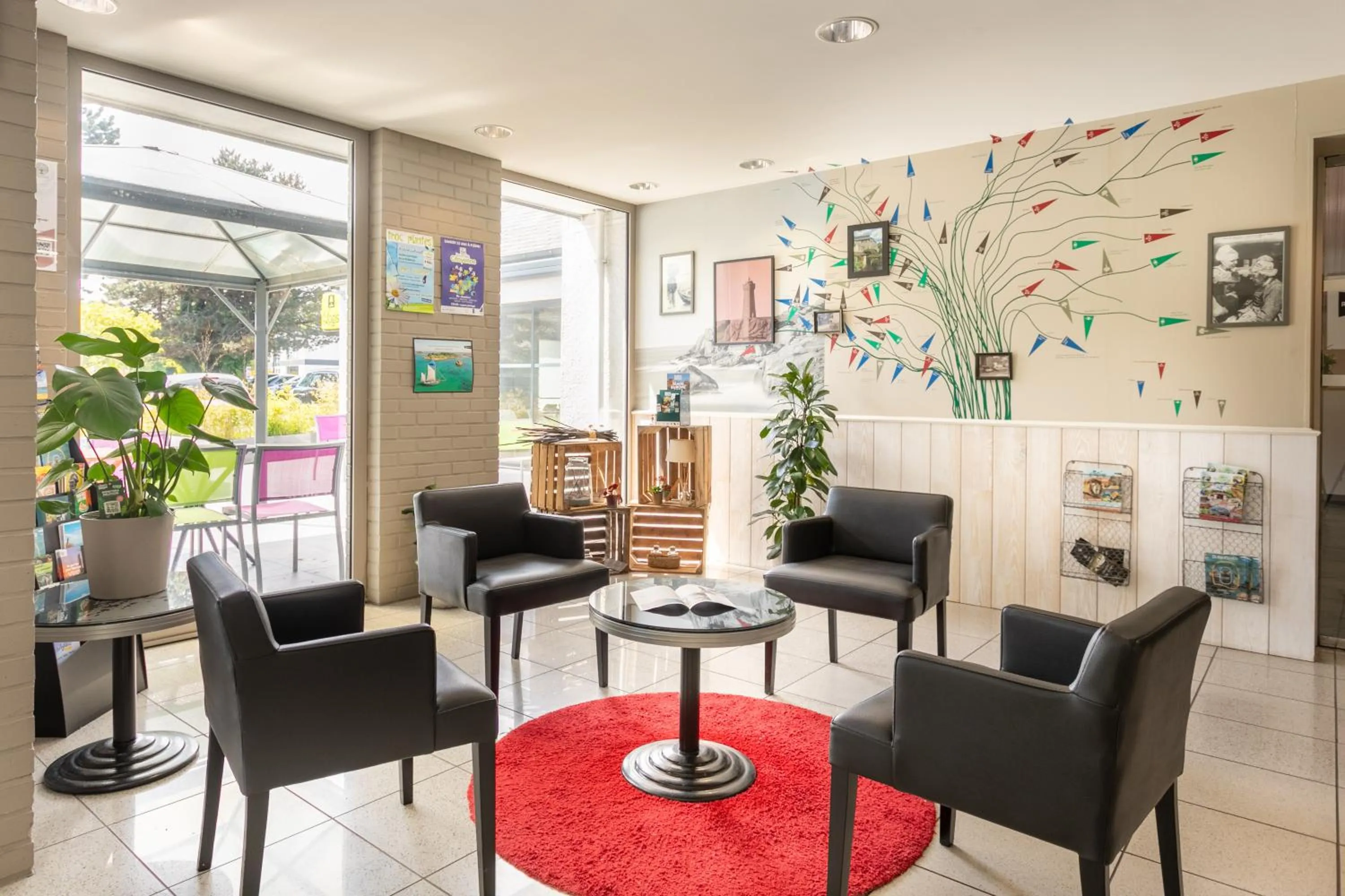 Lobby or reception in Logis Hotel Restaurant Au Chêne Vert, Saint-Brieuc