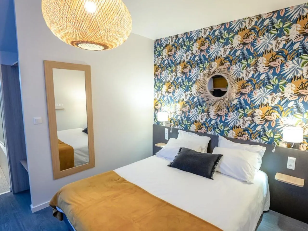 Bed in Logis Hotel Restaurant Au Chêne Vert, Saint-Brieuc