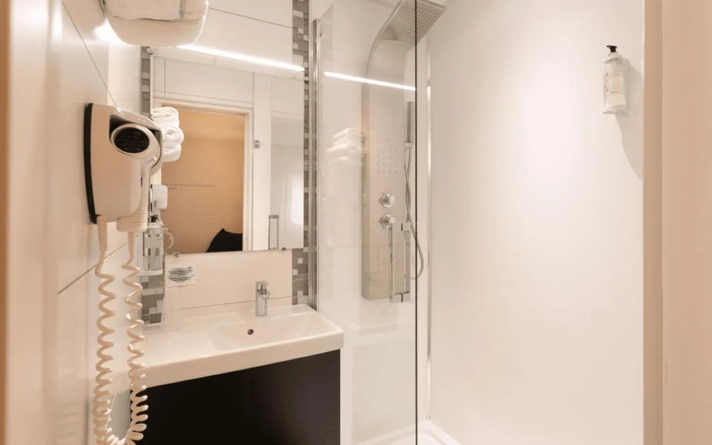 Shower in Logis Hotel Restaurant Au Chêne Vert, Saint-Brieuc