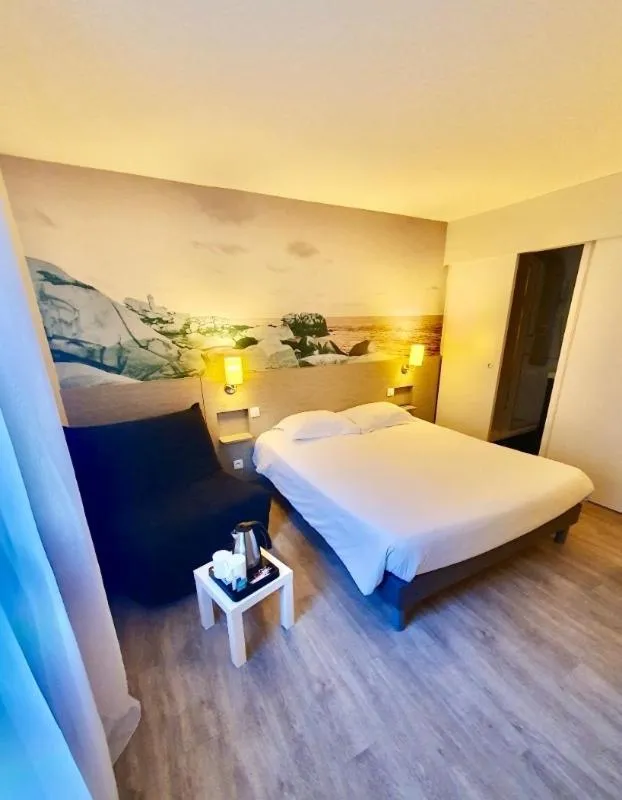 Bed in Logis Hotel Restaurant Au Chêne Vert, Saint-Brieuc