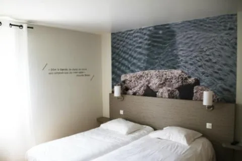Bed in Logis Hotel Restaurant Au Chêne Vert, Saint-Brieuc