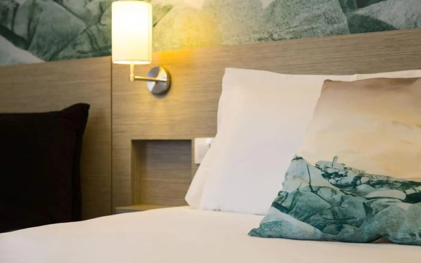 Bed in Logis Hotel Restaurant Au Chêne Vert, Saint-Brieuc