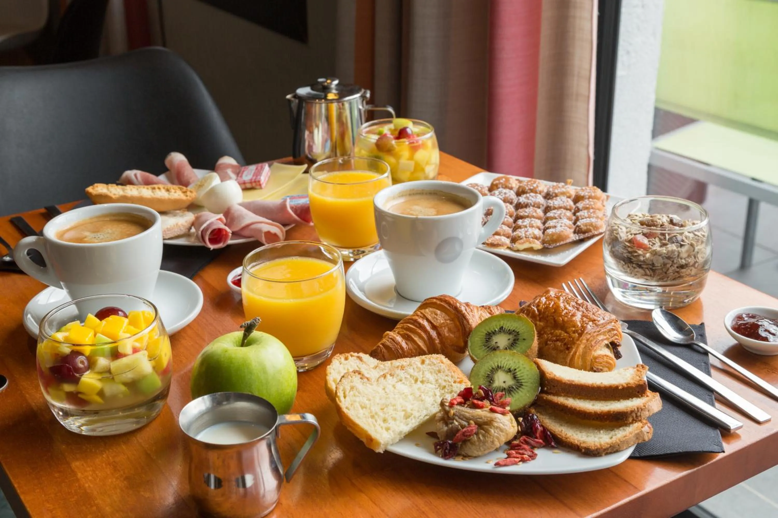 Breakfast in Logis Hotel Restaurant Au Chêne Vert, Saint-Brieuc
