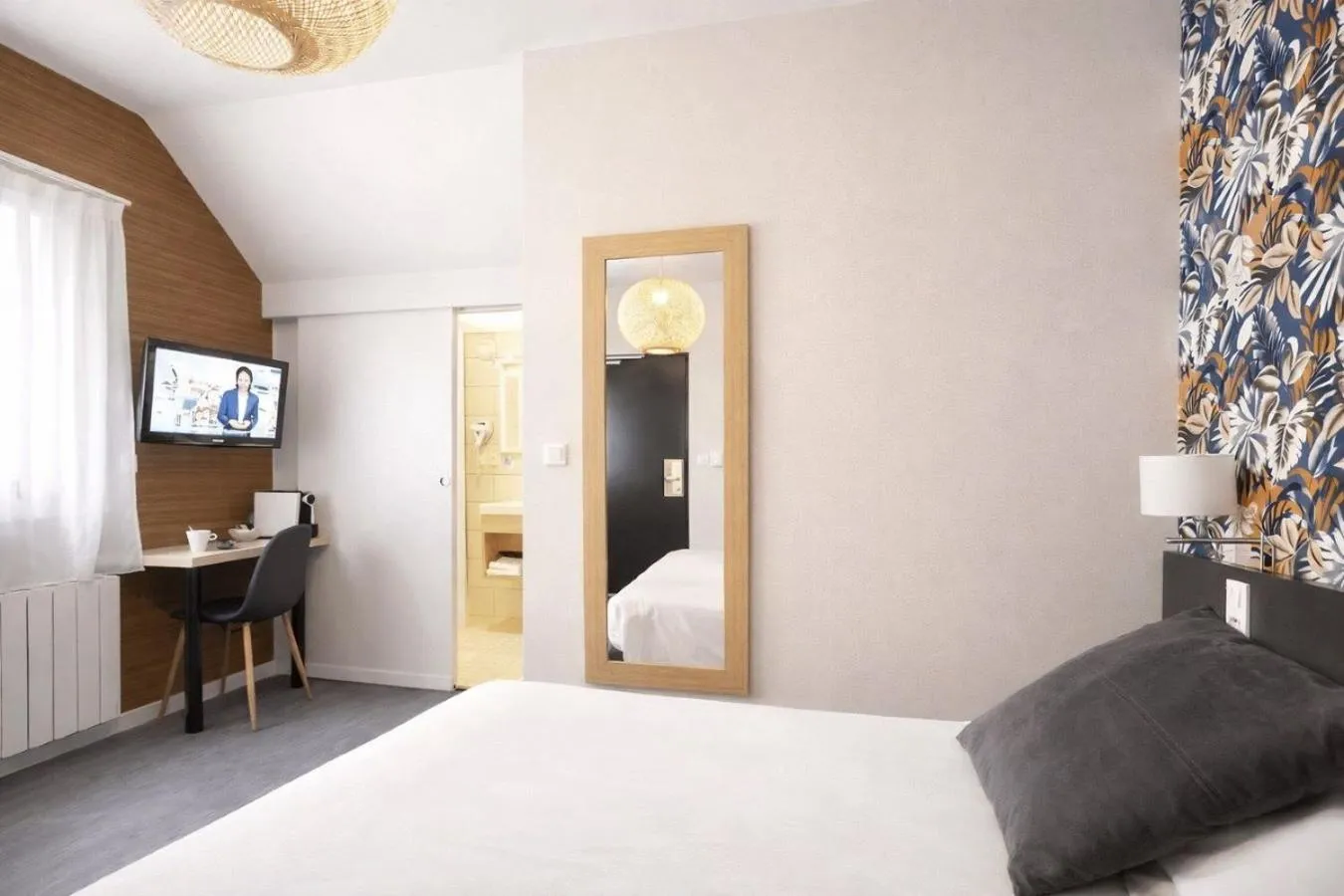 TV and multimedia, Bed in Logis Hotel Restaurant Au Chêne Vert, Saint-Brieuc