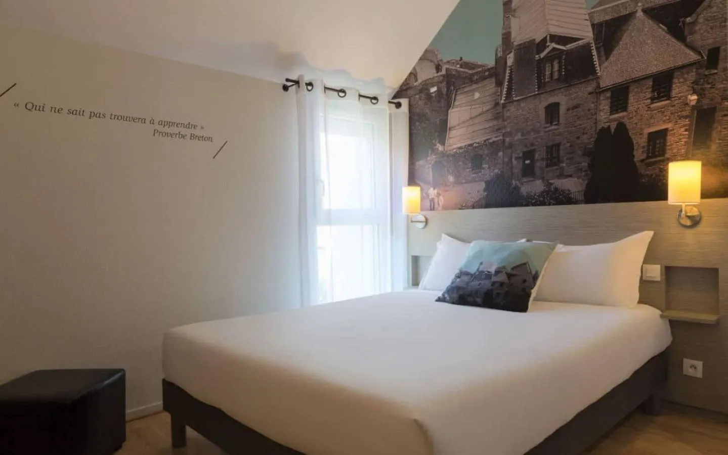 Bed in Logis Hotel Restaurant Au Chêne Vert, Saint-Brieuc