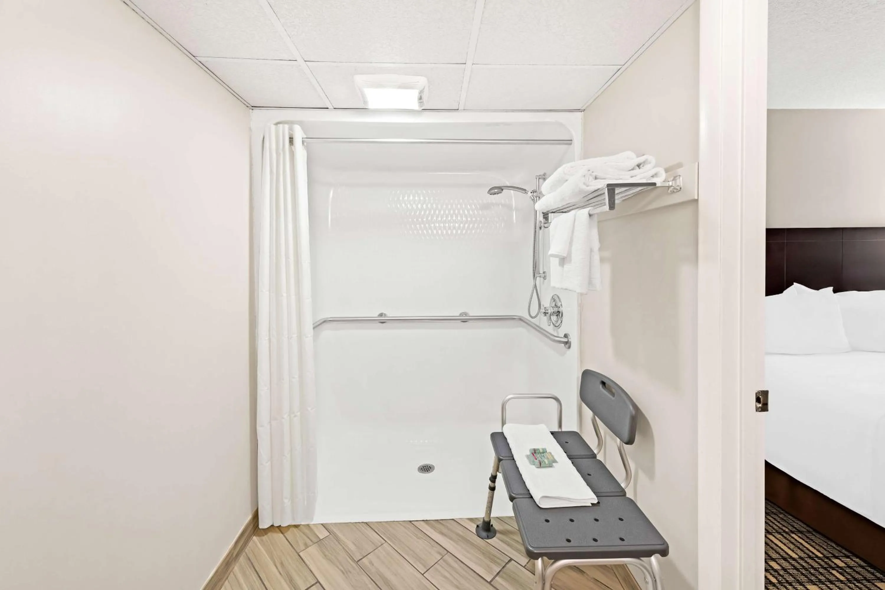 Bathroom in Best Western State Fair Inn