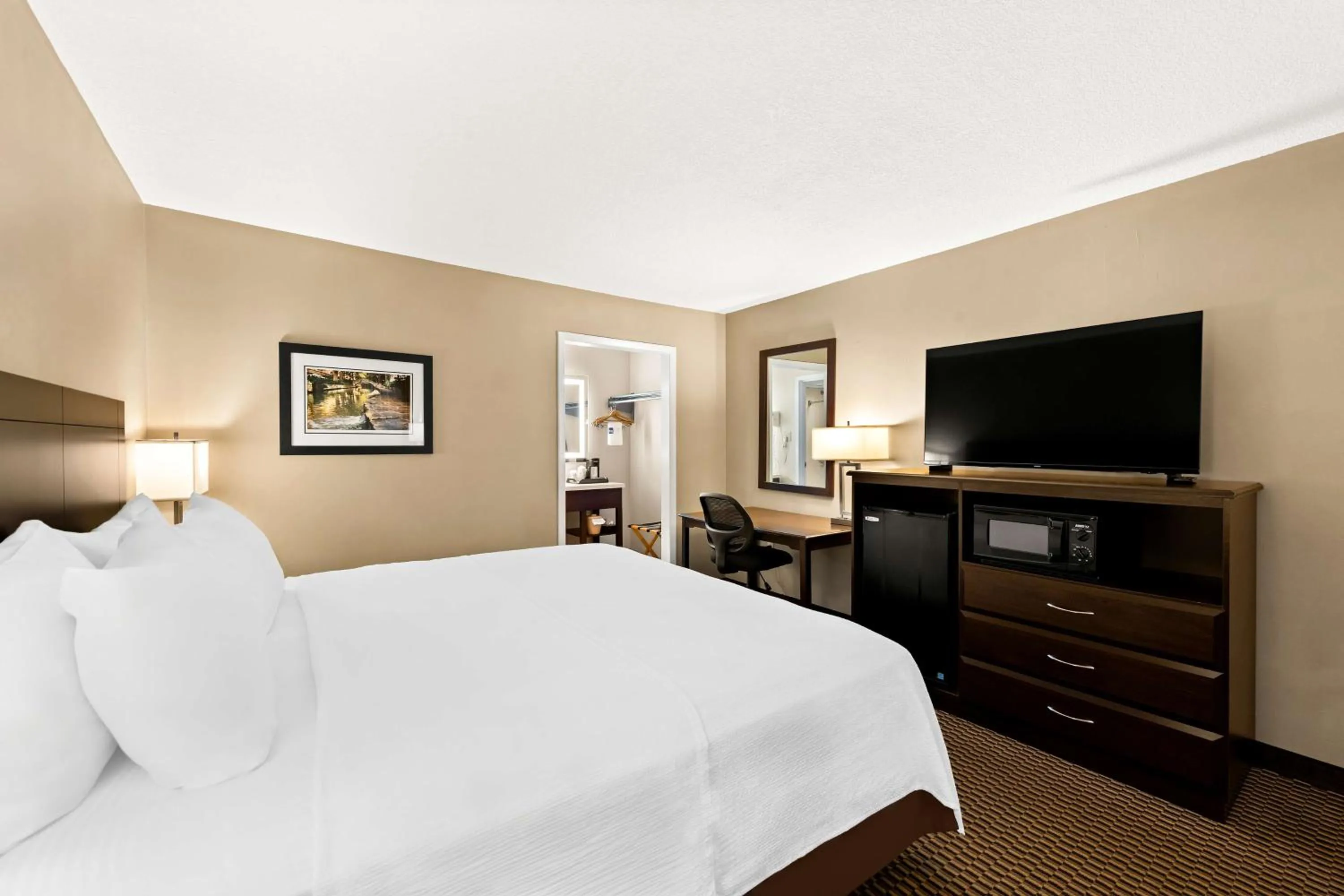 Bedroom, Bed in Best Western State Fair Inn