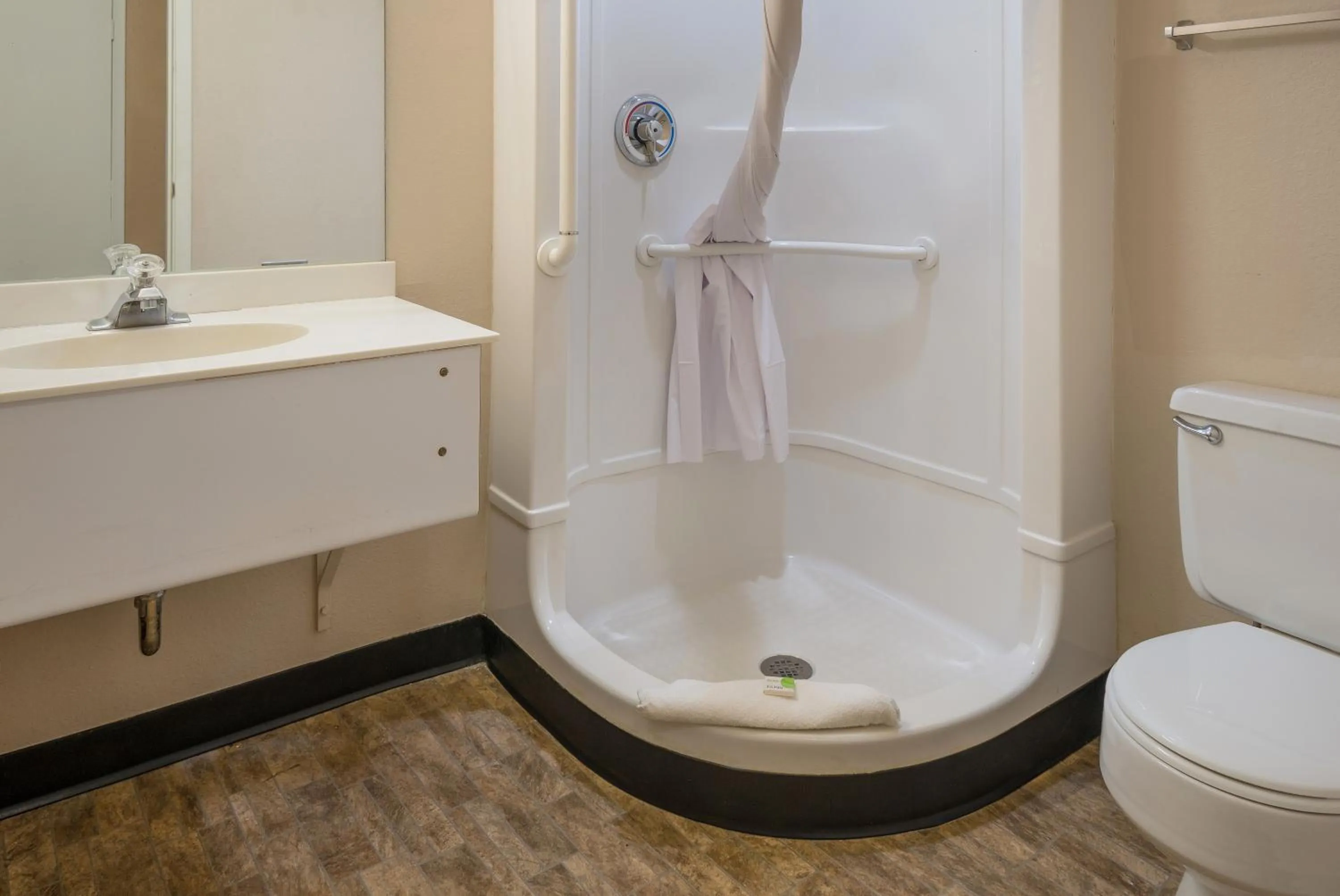 Shower in Knights Inn Grand Rapids East Airport