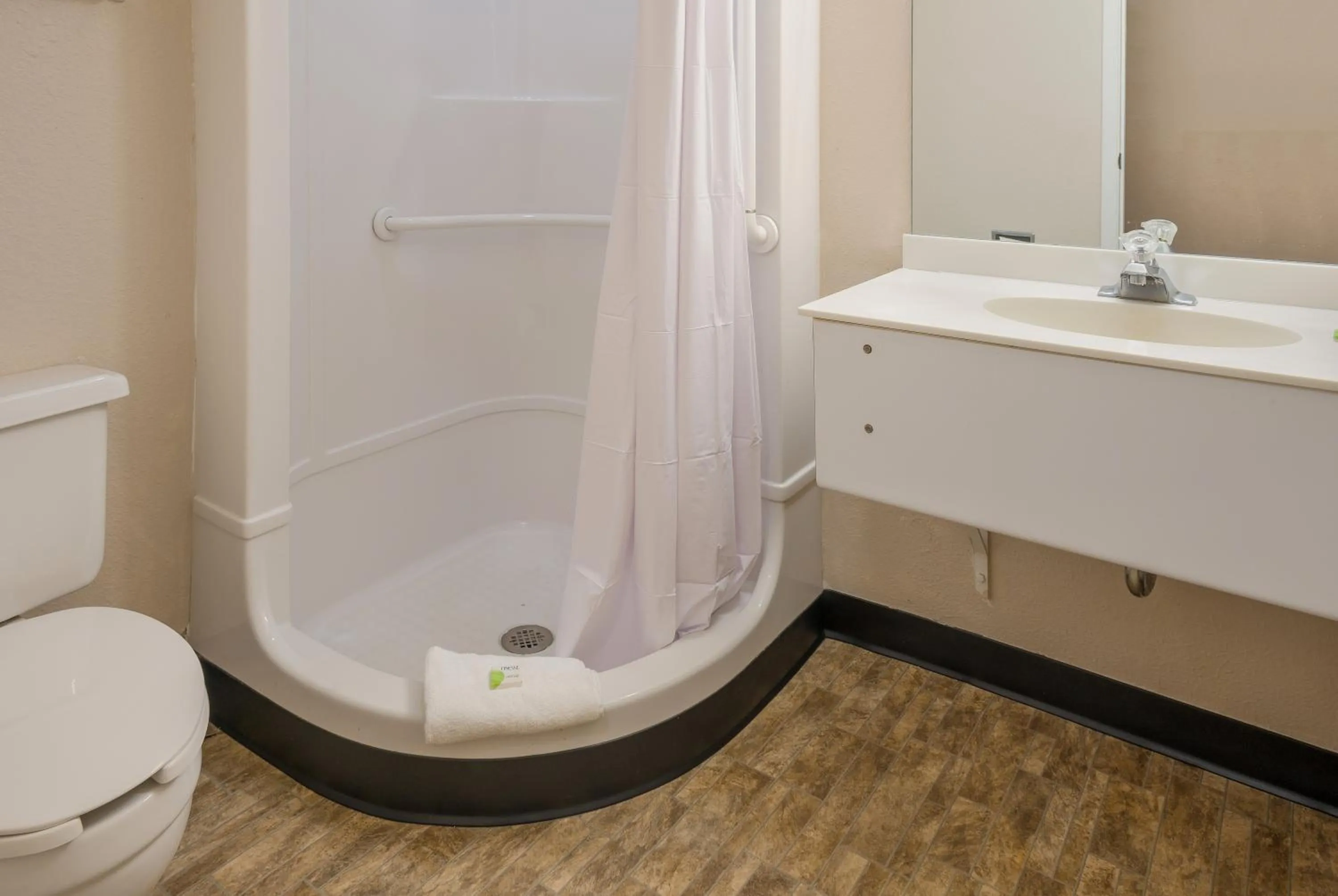 Shower in Knights Inn Grand Rapids East Airport