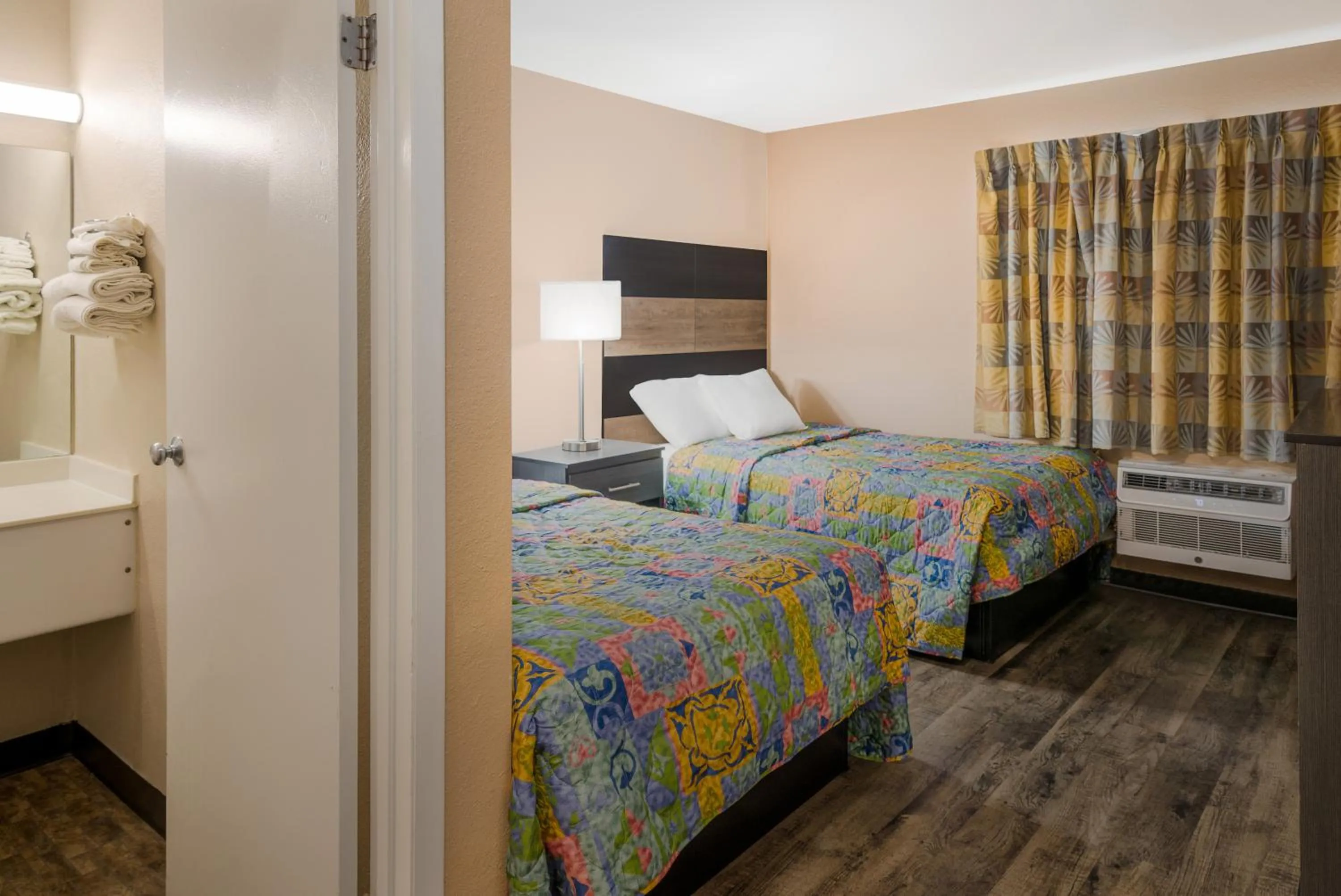 Bed in Knights Inn Grand Rapids East Airport