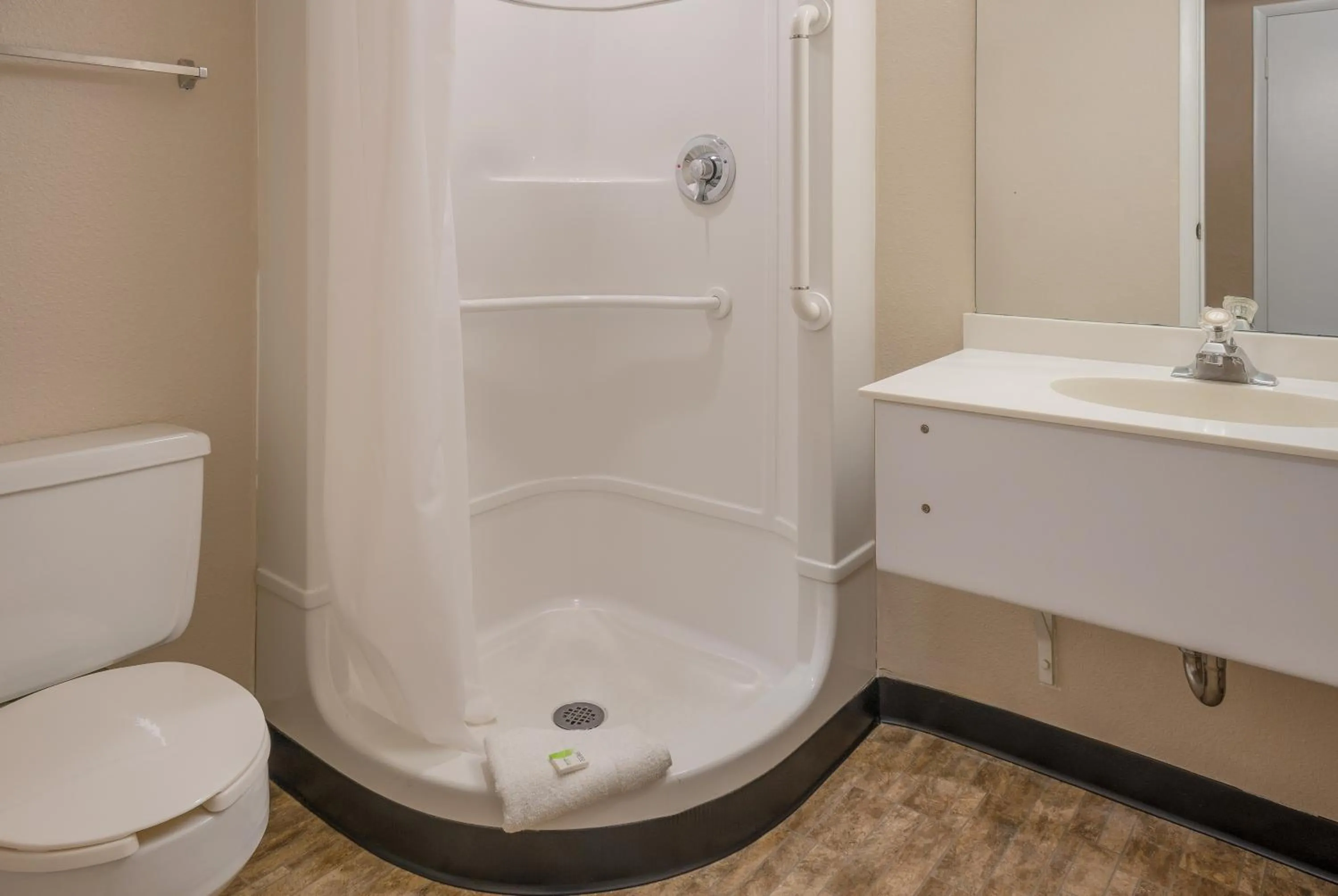 Shower in Knights Inn Grand Rapids East Airport