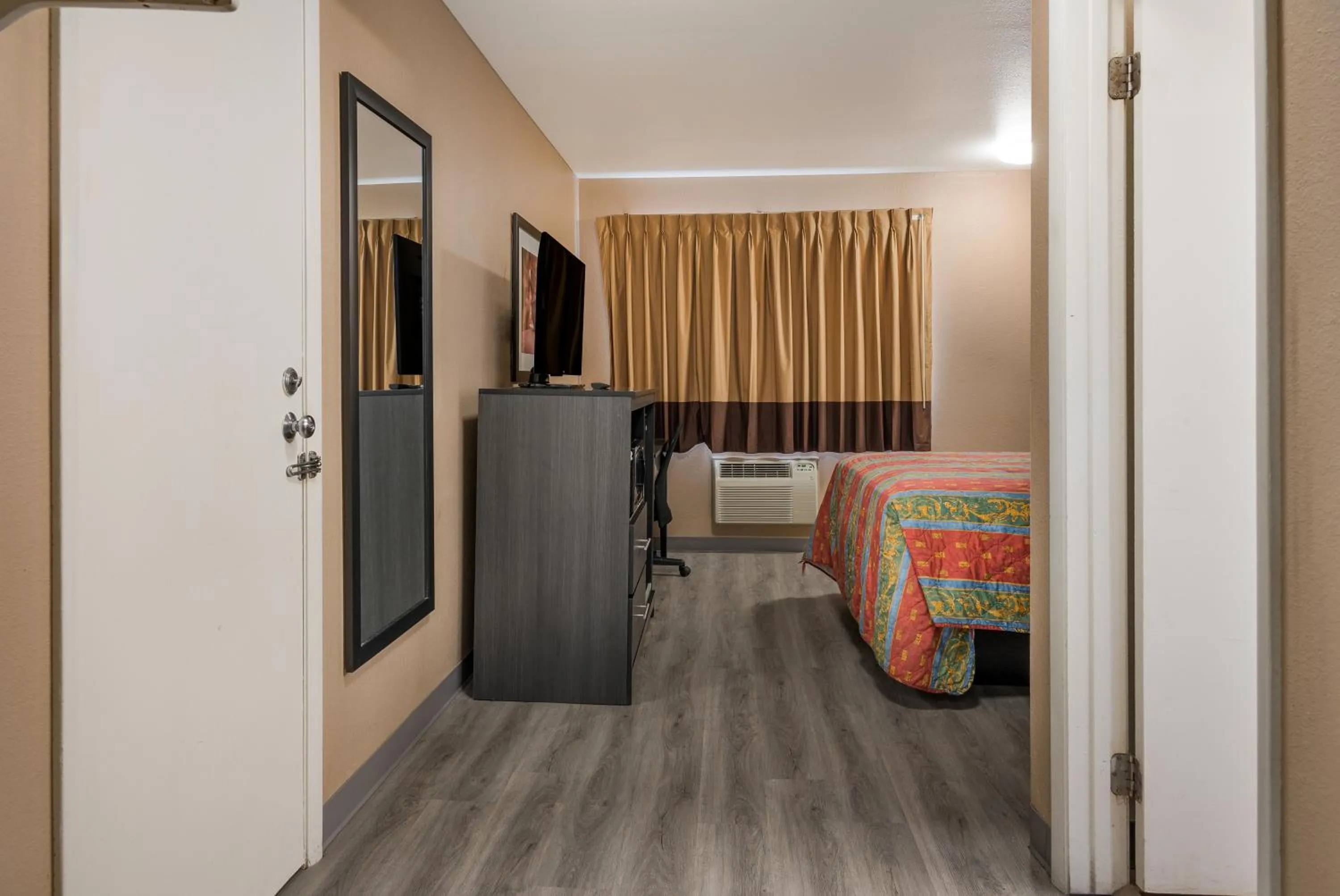 Bed in Knights Inn Grand Rapids East Airport