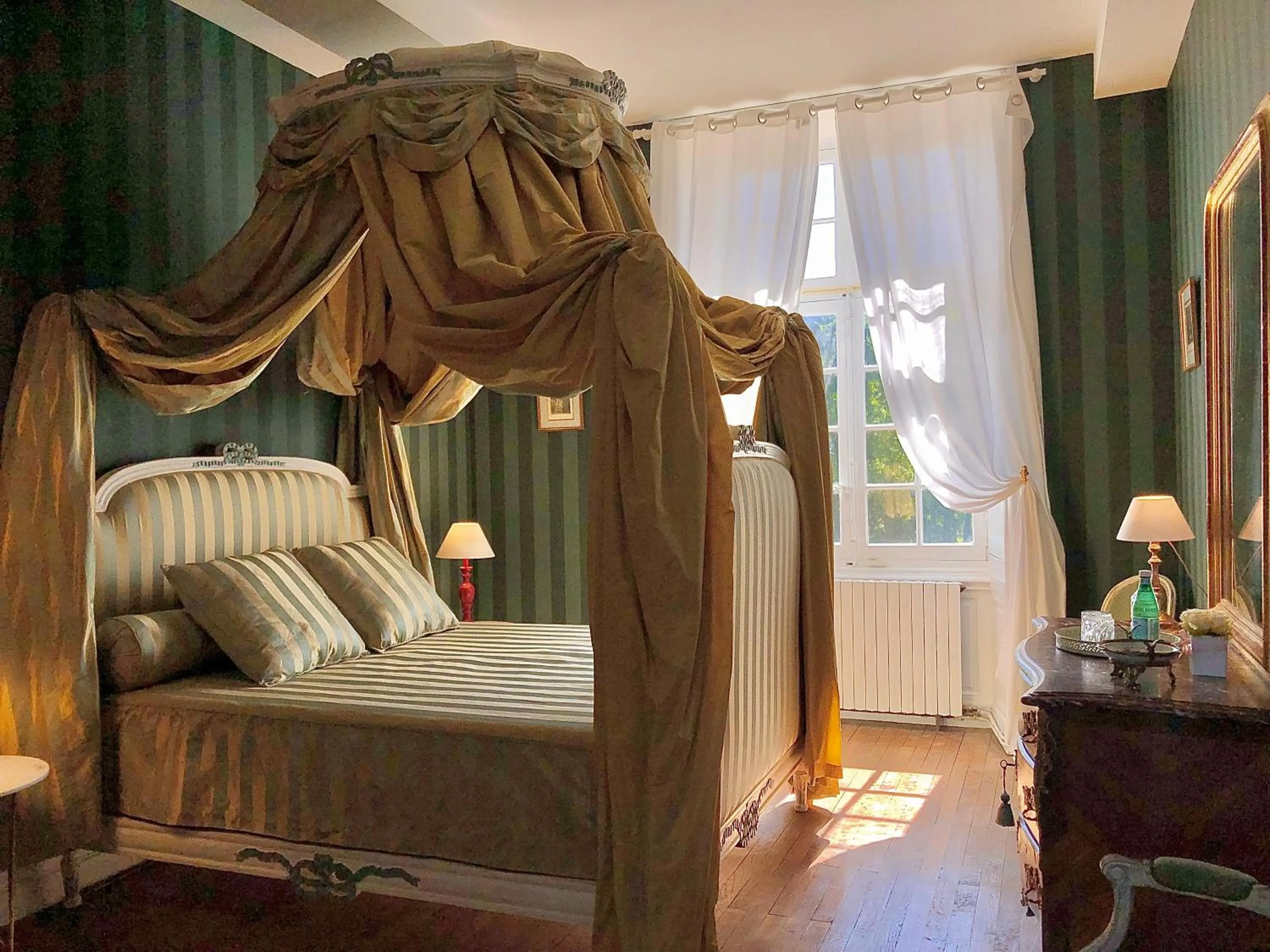 Photo of the whole room, Bed in Château de Cadouzan