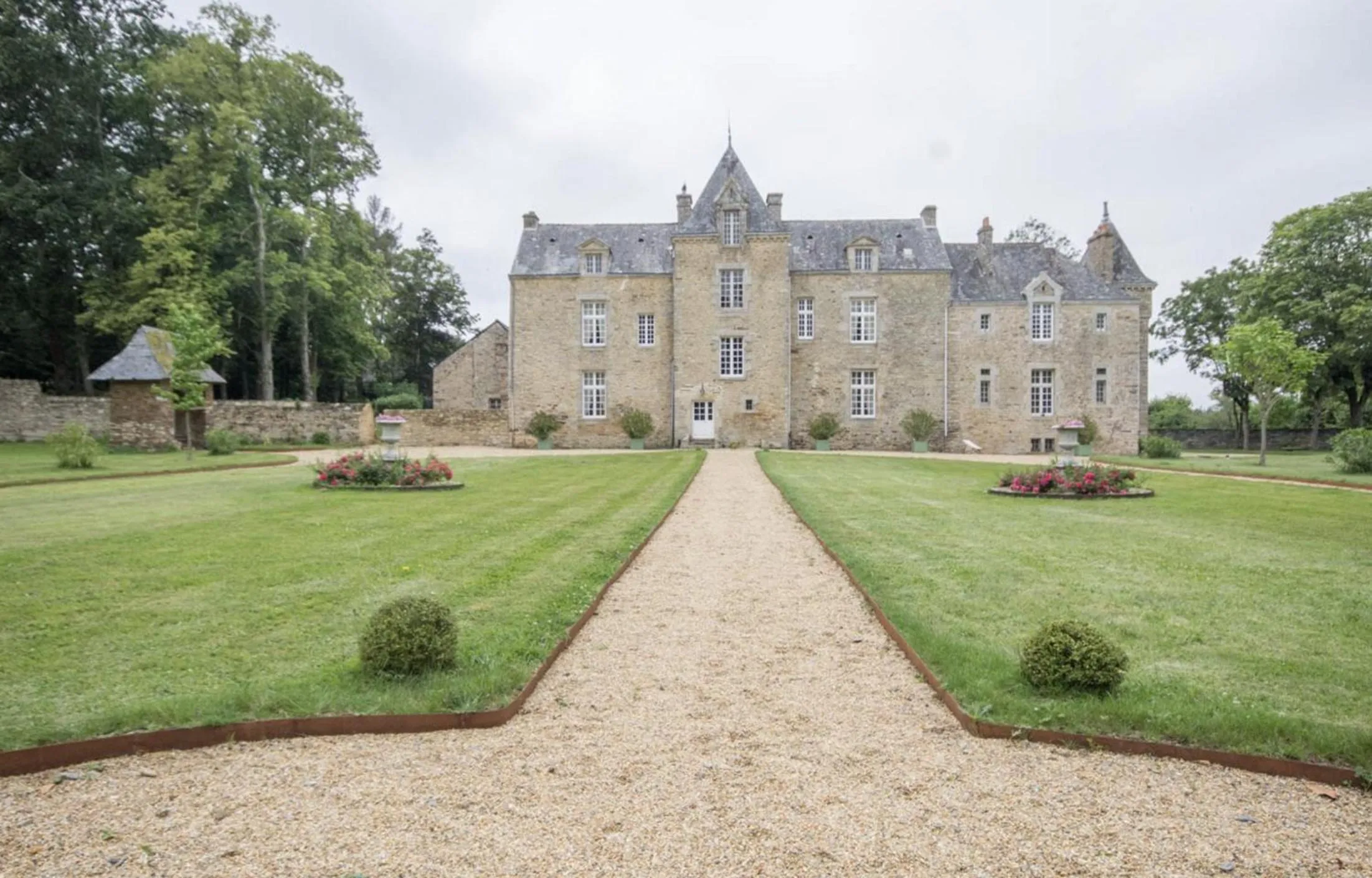 Property building in Château de Cadouzan