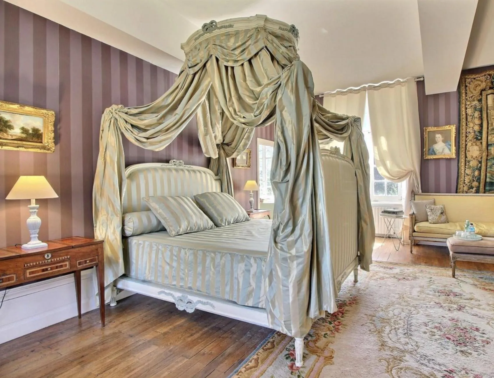 Bed in Château de Cadouzan