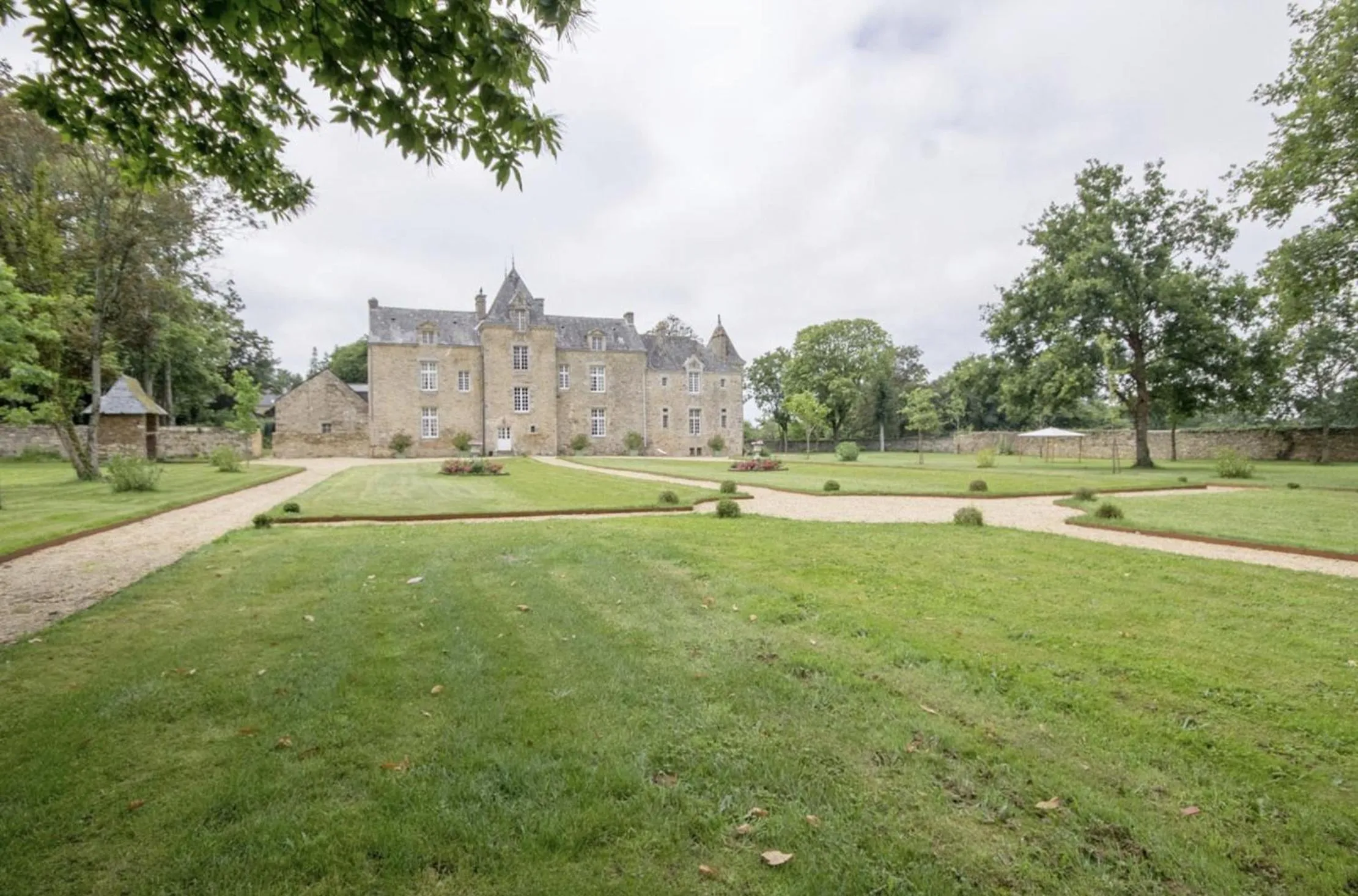 Property building in Château de Cadouzan