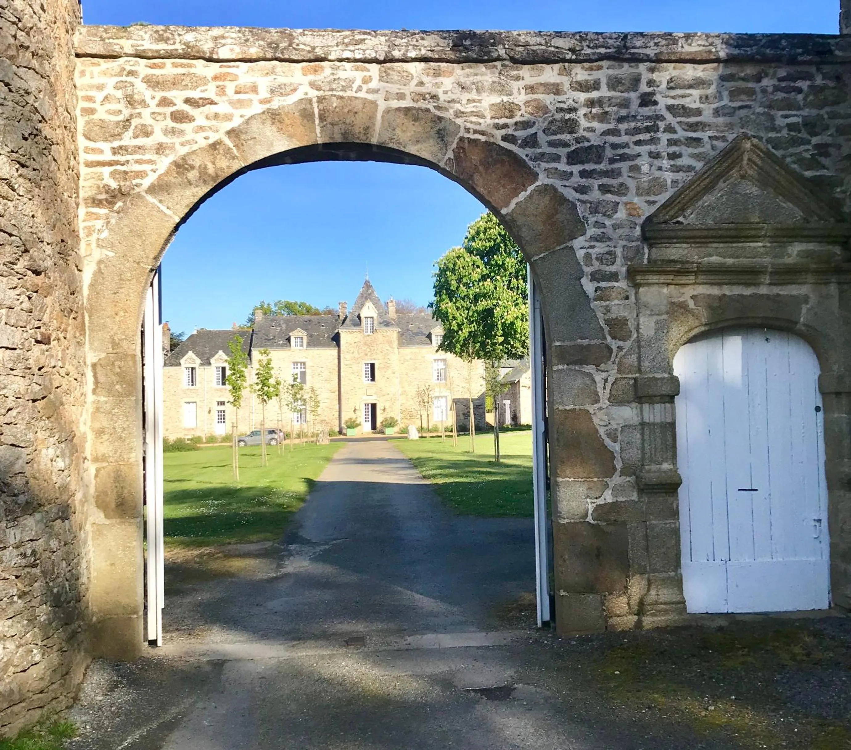 Facade/entrance in Château de Cadouzan