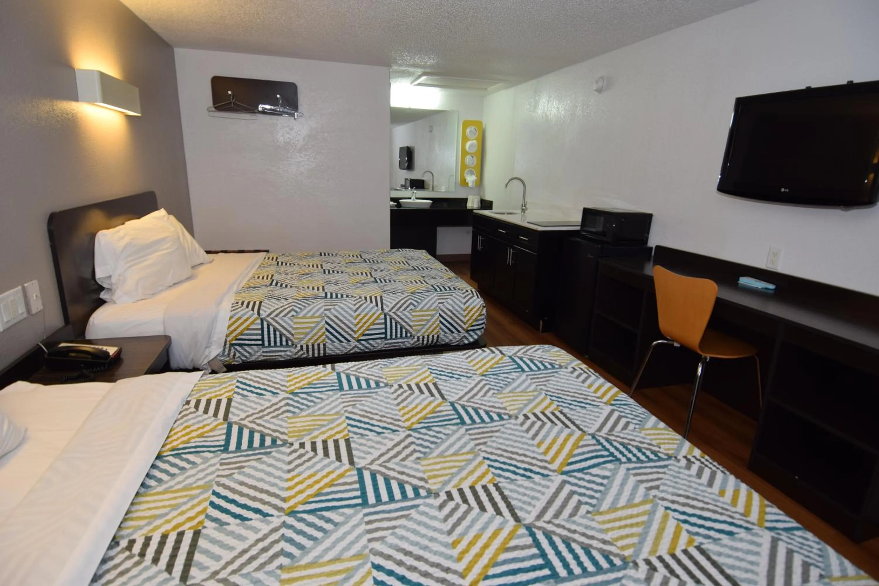 Bedroom, Bed in Motel 6-Hamburg, NY