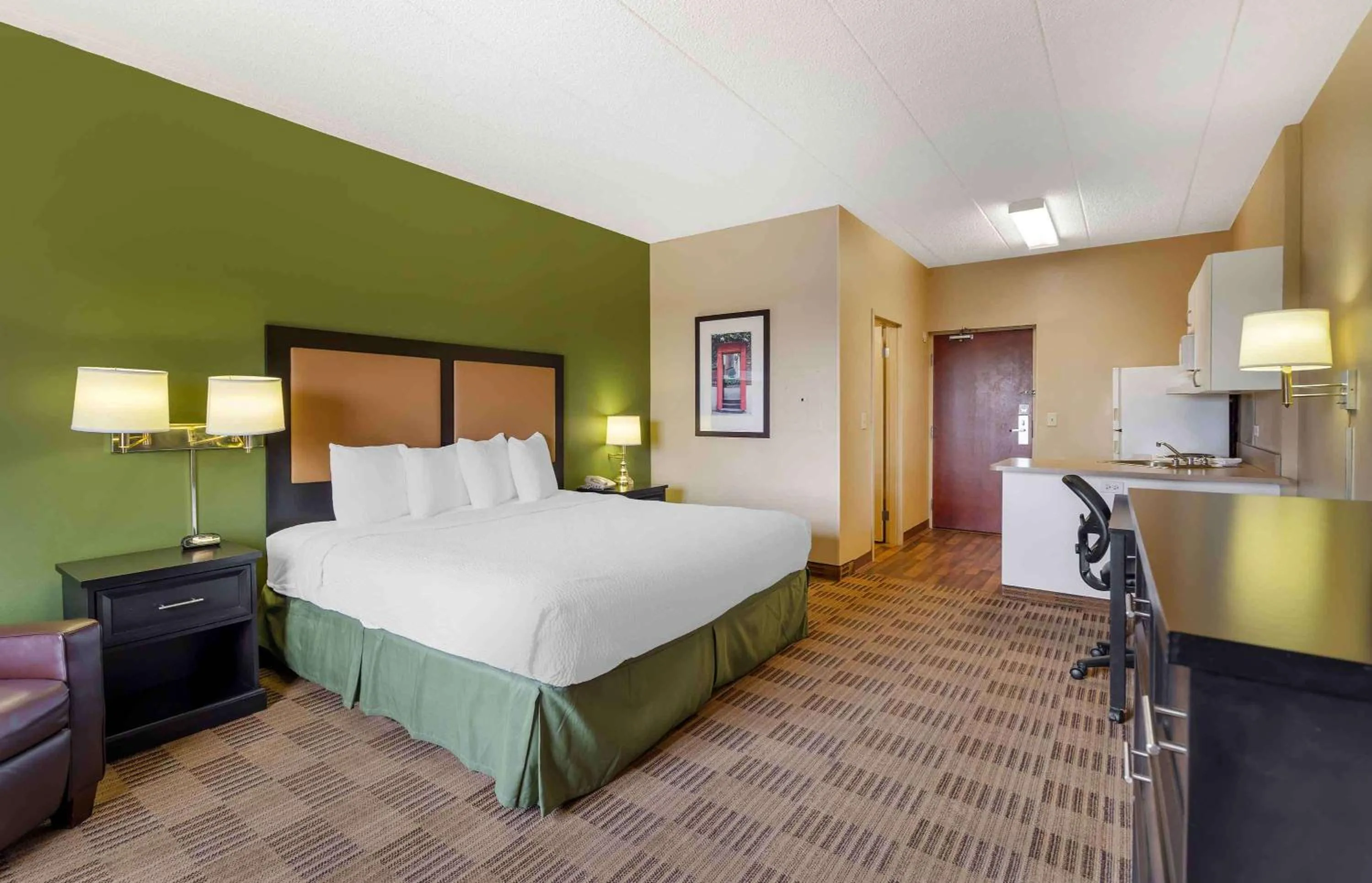 Bedroom, Bed in Extended Stay America Suites - Chicago - Elmhurst - O'Hare