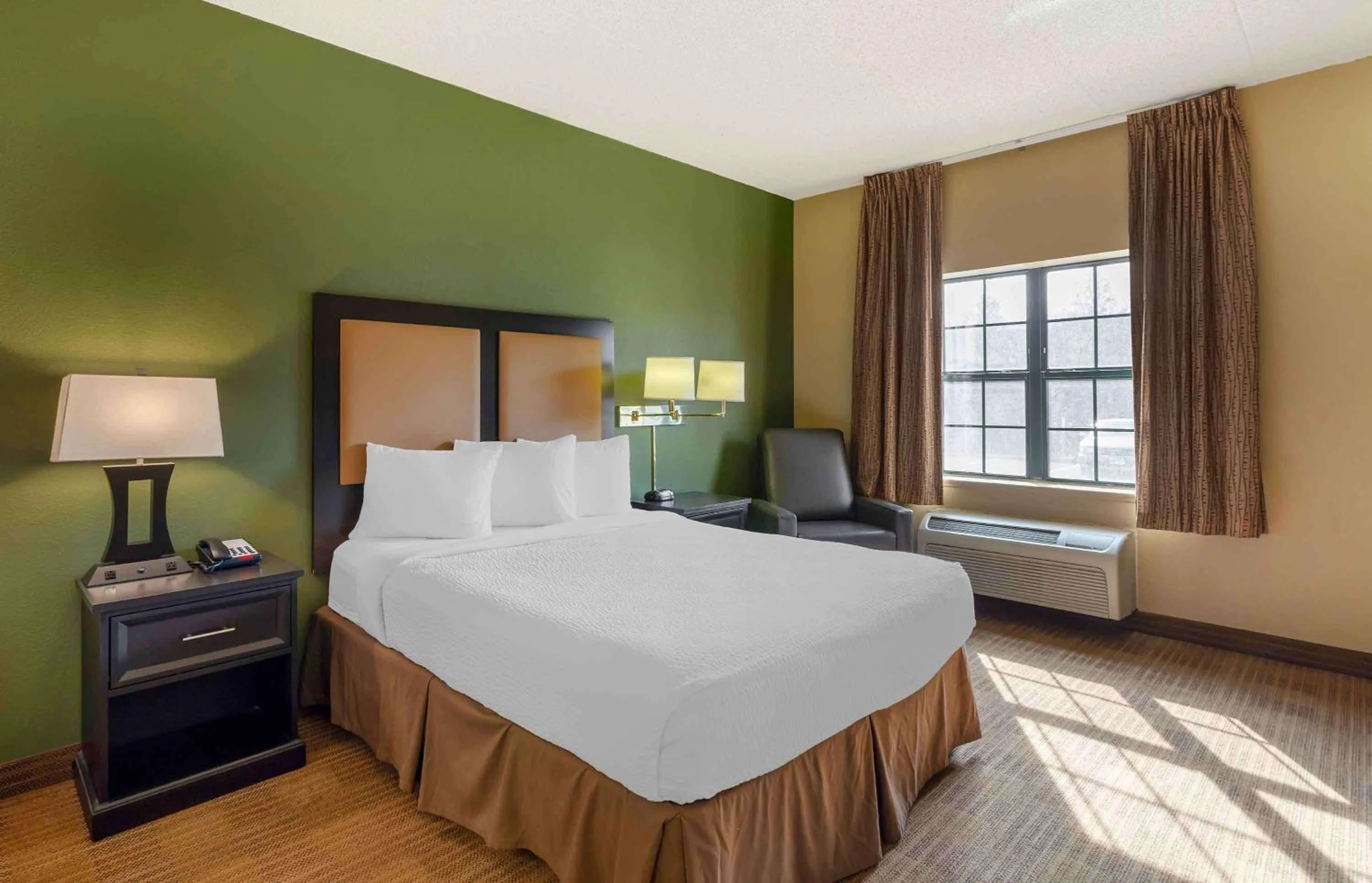 Bedroom, Bed in Extended Stay America Suites - Chicago - Elmhurst - O'Hare