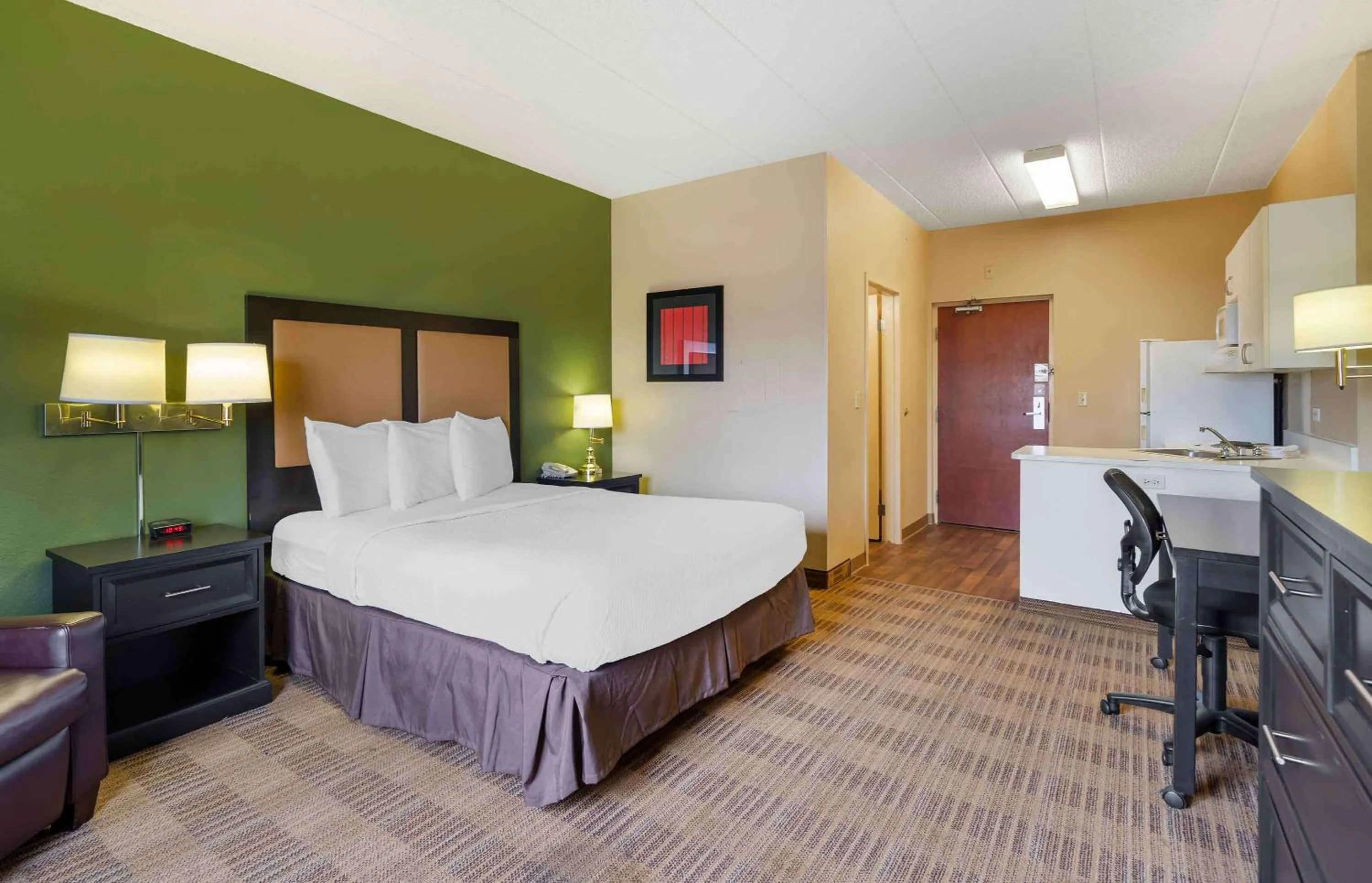 Bedroom, Bed in Extended Stay America Suites - Chicago - Elmhurst - O'Hare