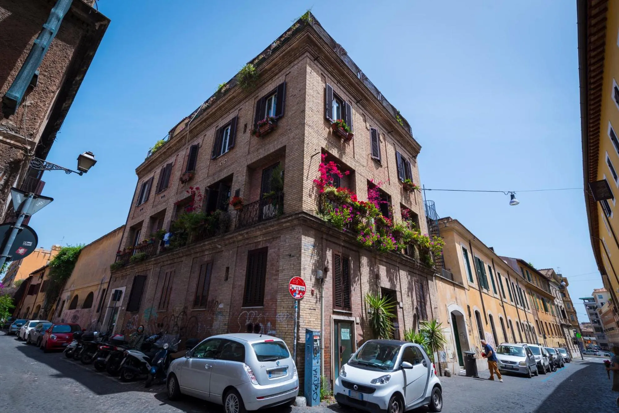 Property building in Rent Rooms Trastevere