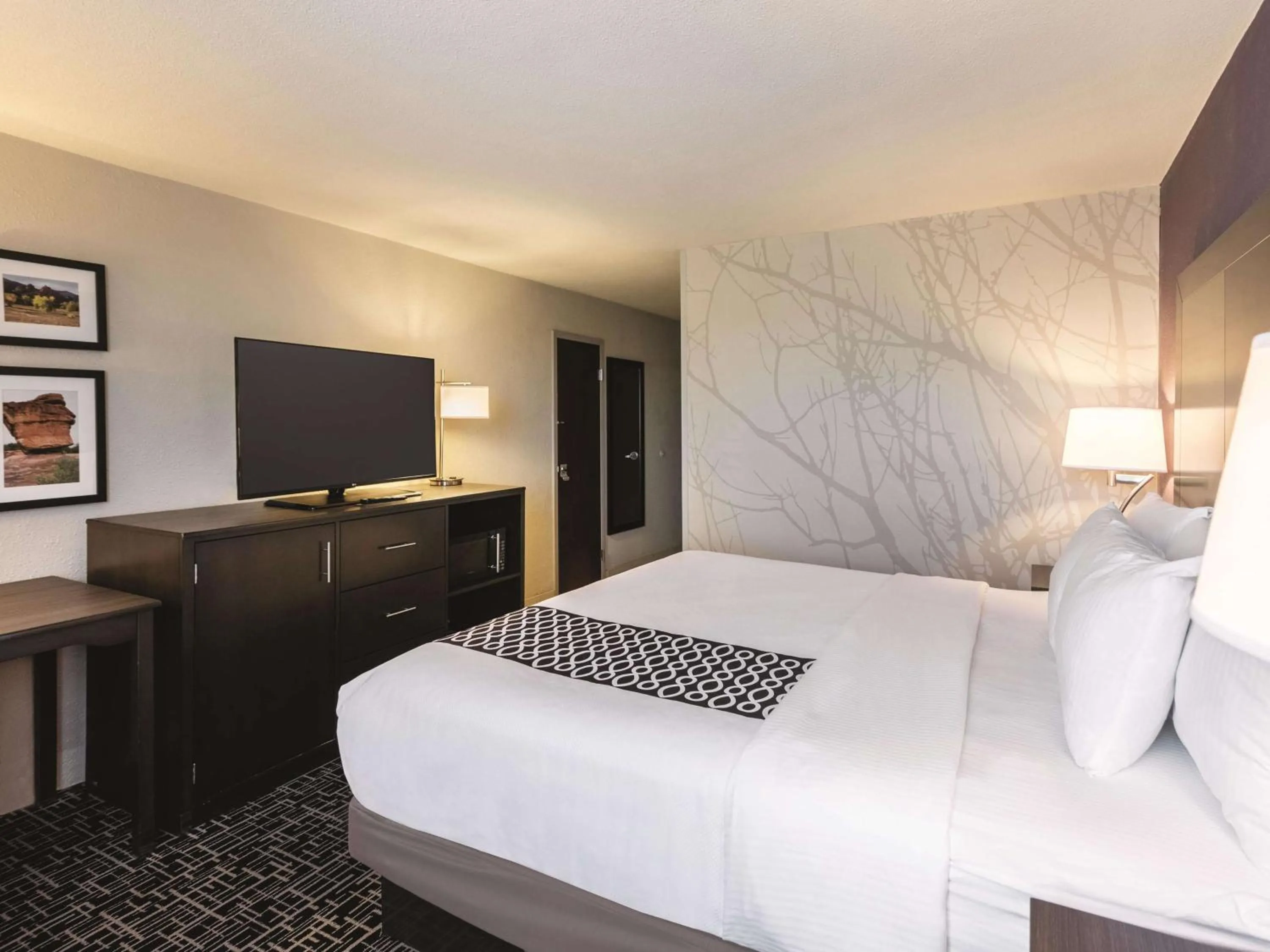 Photo of the whole room, Bed in La Quinta by Wyndham Colorado Springs North